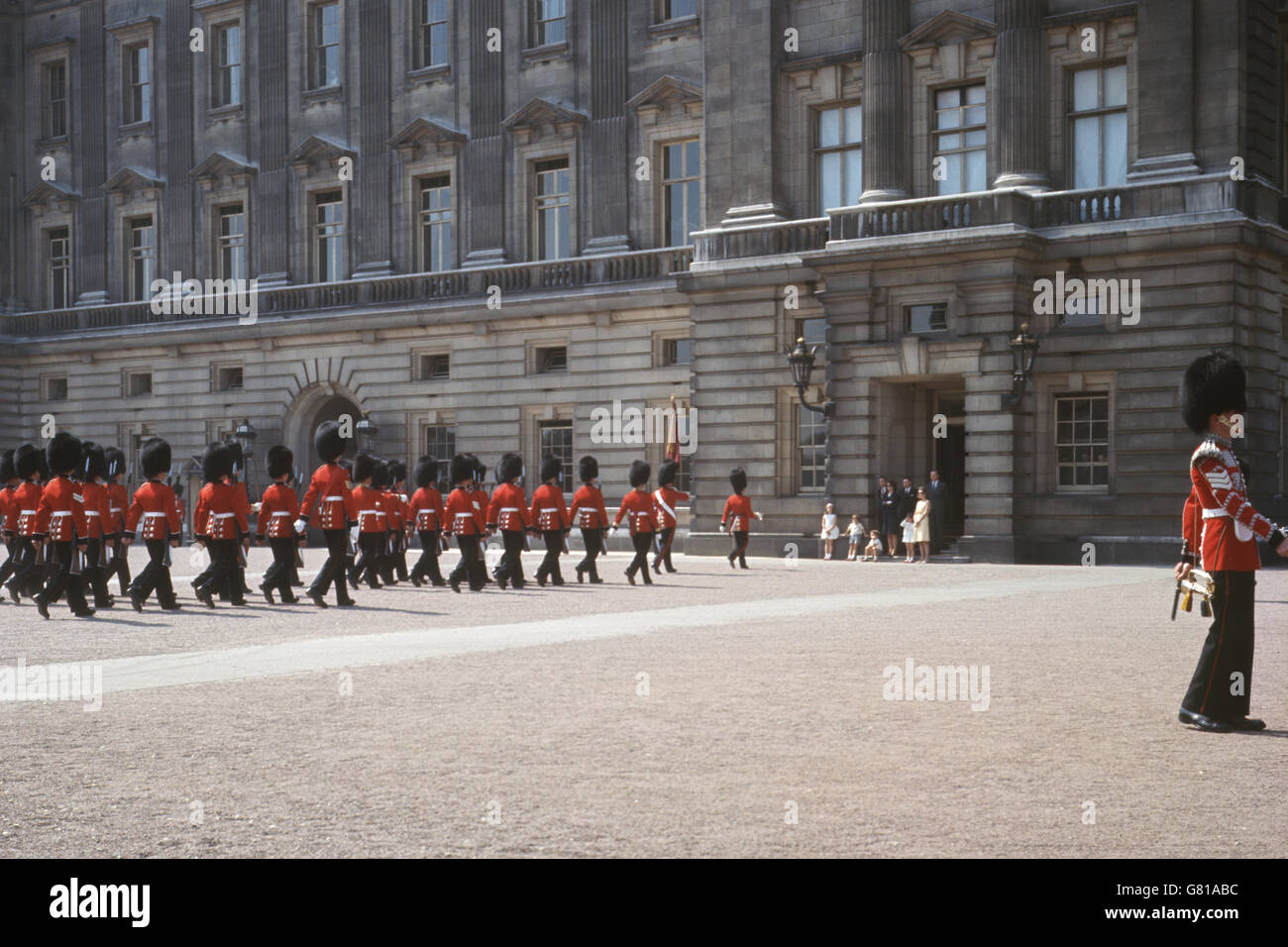 Il Cambio della Guardia a Buckingham Palace, guardato da Jackie Kennedy e dai suoi figli. Foto Stock