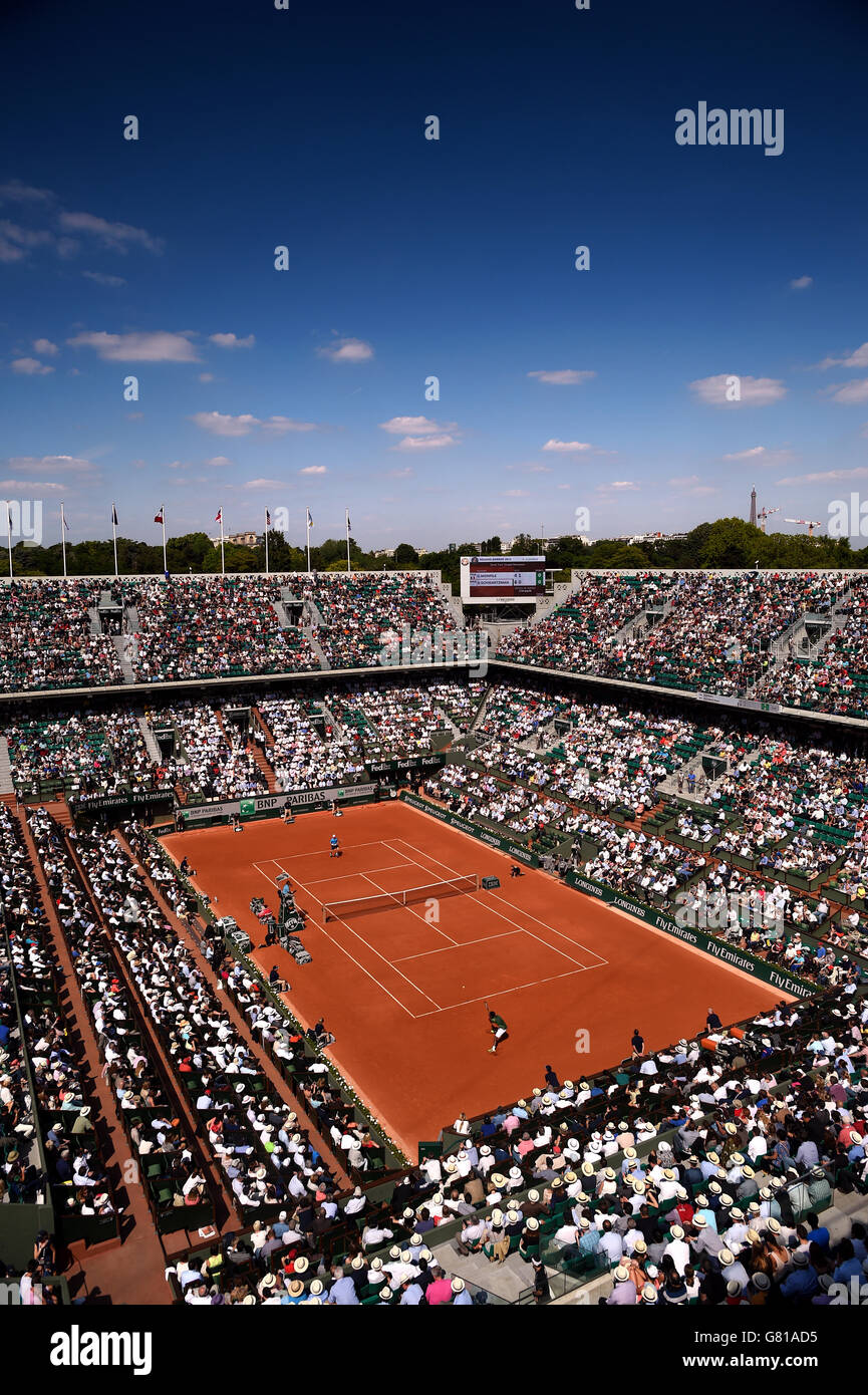 Visione generale dell'azione sulla corte Philippe-Chatrier come Gael Monfils interpreta Diego Schwartzman nel secondo turno di singoli uomini il quarto giorno del French Open al Roland Garros il 27 maggio 2015 a Parigi, Francia Foto Stock