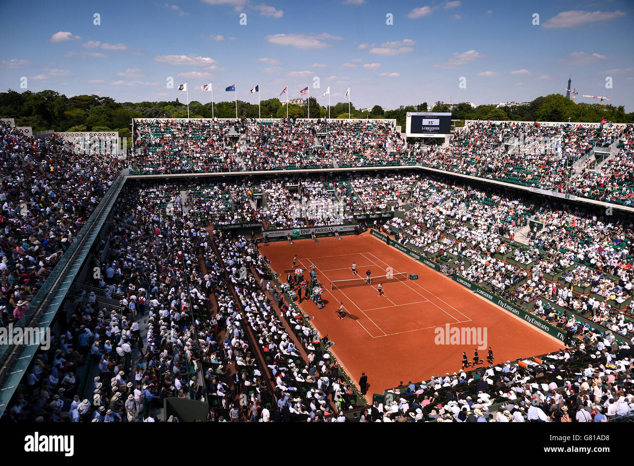 Vista generale della corte Philippe-Chatrier come il personale di terra spazzare la corte il giorno quattro del francese Open a Roland Garros il 27 maggio 2015 a Parigi, Francia Foto Stock