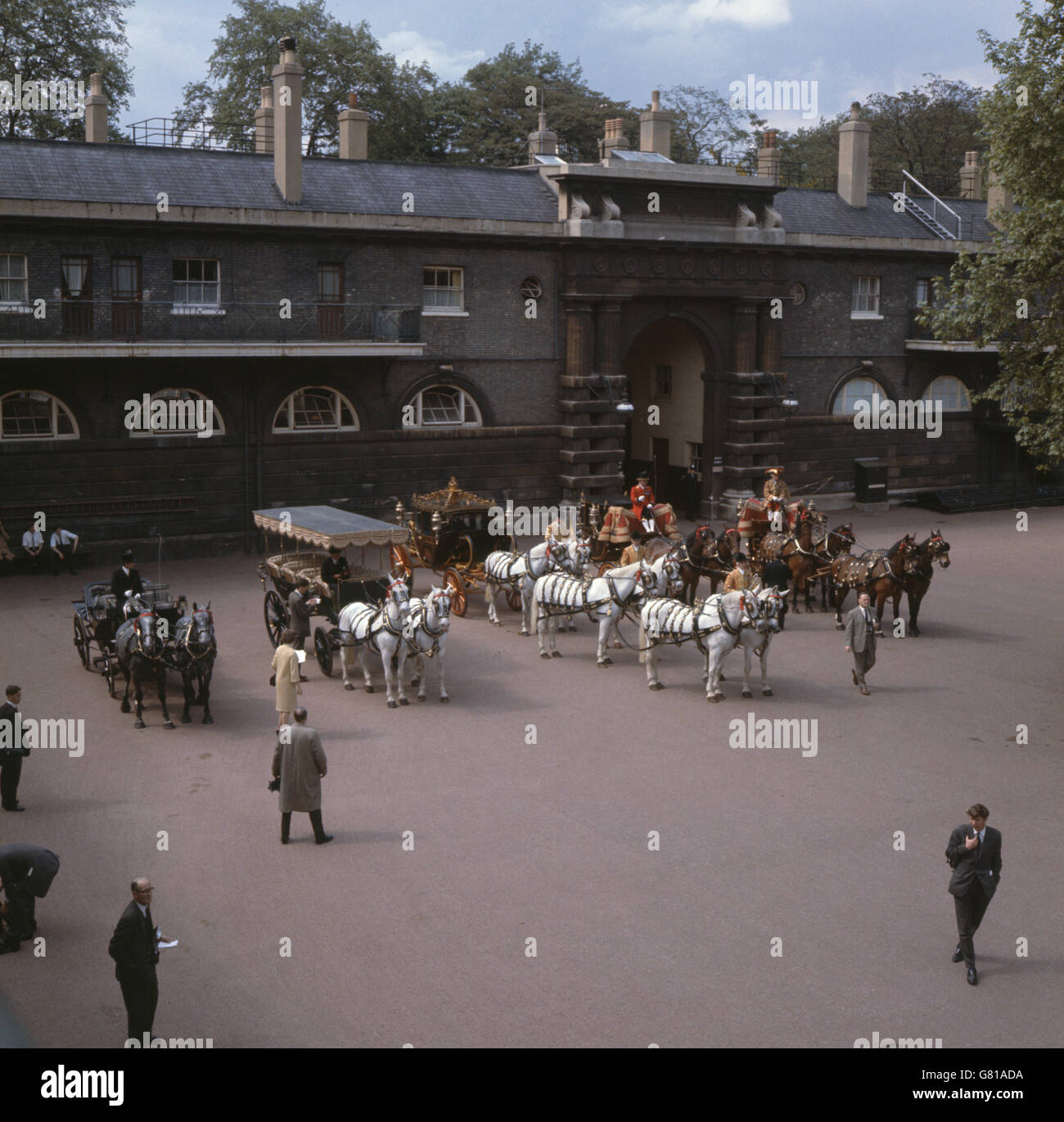 Allenatori reali, cavalli, postilioni e cocchiere sono raffigurati nella Royal Mews, Buckingham Palace, Londra, quando i Mews sono stati mostrati alla Stampa. Foto Stock