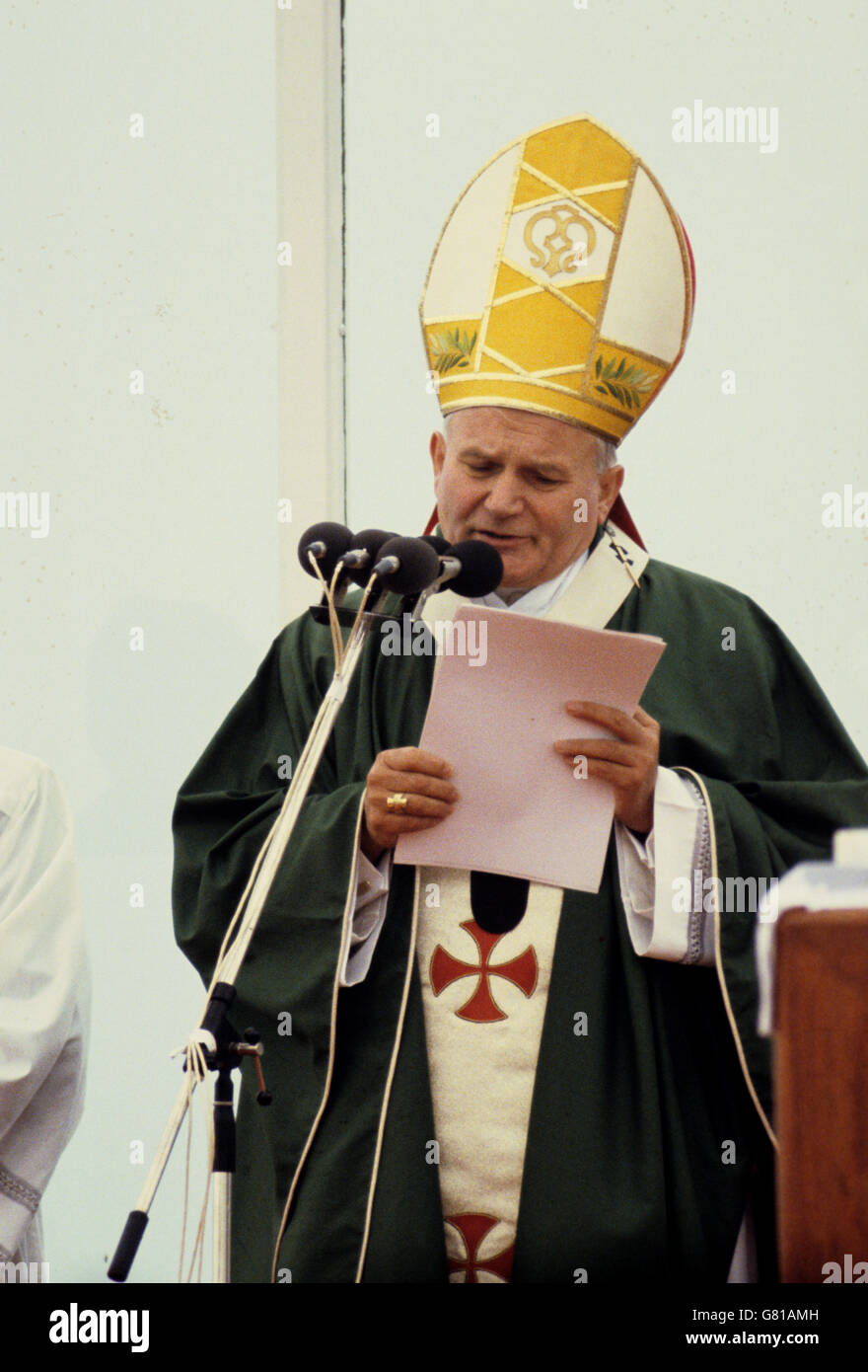 Papa Giovanni Paolo II si è rivolto alle centinaia di migliaia di persone che hanno partecipato alla Messa giovanile nell'ippodromo di Ballybrit a Galway. Foto Stock