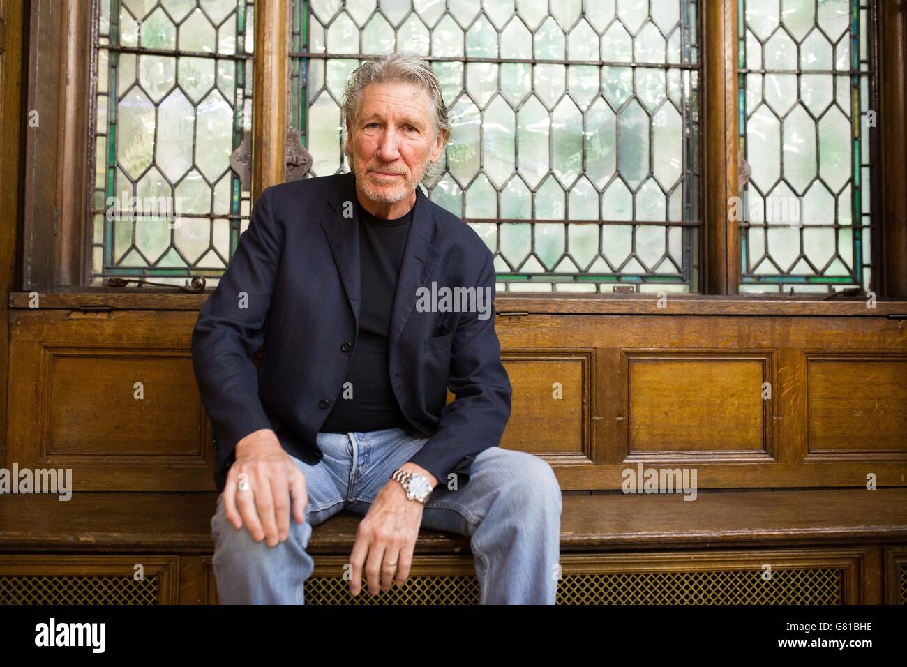 Roger Waters, membro fondatore della band Pink Floyd, visita l'Università di Westminster al 309 Regent Street a Londra per svelare una targa Regent Street Heritage, per segnare il luogo in cui si sono incontrati negli anni '60 all'ex Regent Street Polytechnic. Foto Stock