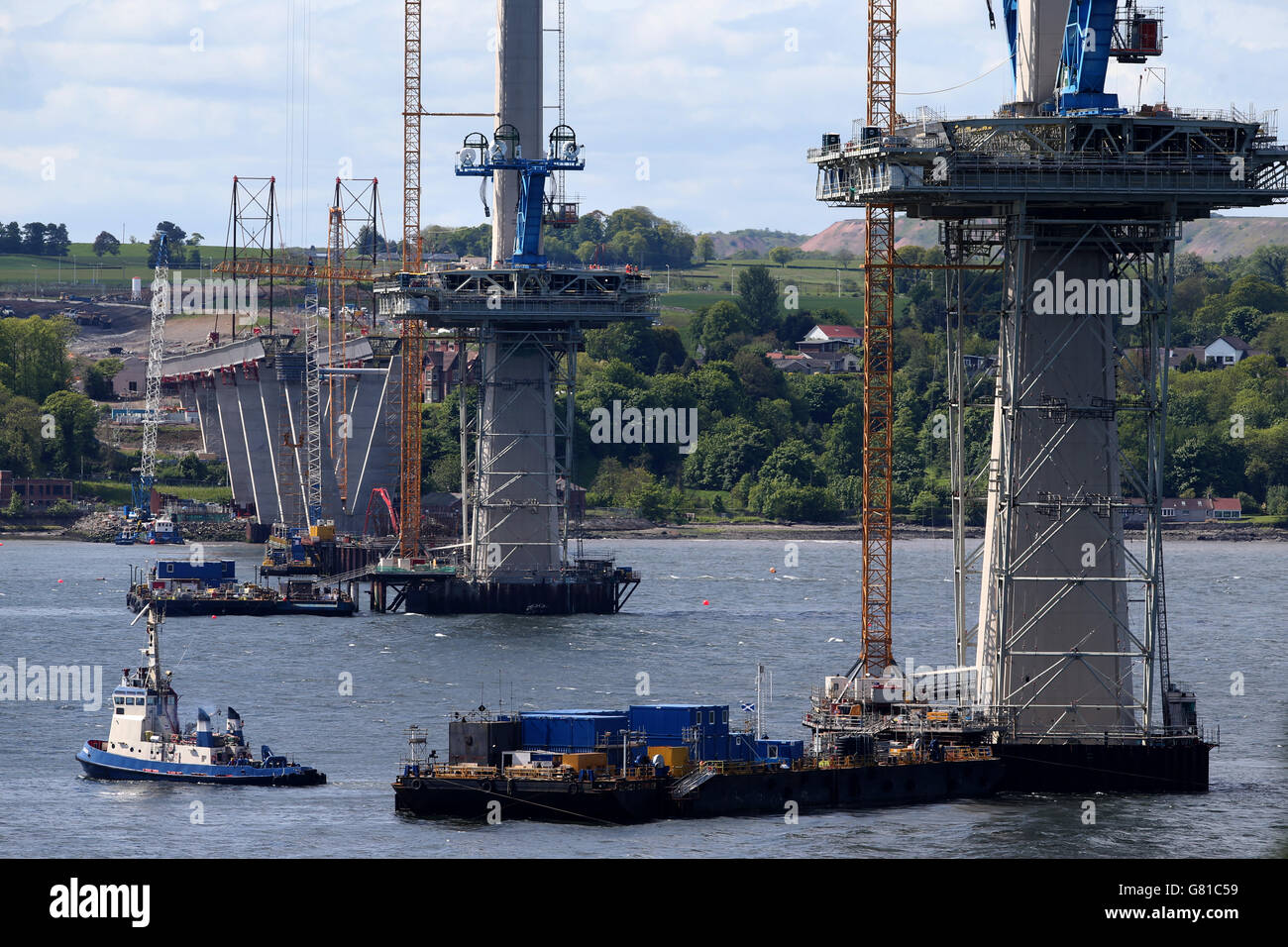 I lavori proseguono lungo il Queensferry Crossing, ponte stradale che viene costruito sul fiume Forth lungo l'esistente Forth Road Bridge, a South Queensferry, Edinburgh. Foto Stock