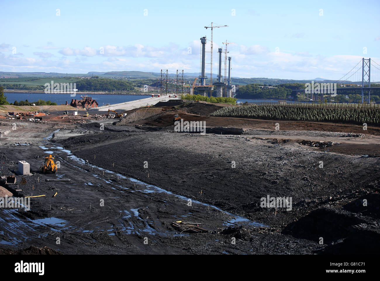 I lavori proseguono lungo il Queensferry Crossing, ponte stradale che viene costruito sul fiume Forth lungo l'esistente Forth Road Bridge, a South Queensferry, Edinburgh. Foto Stock