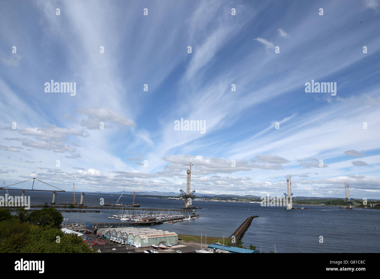 I lavori proseguono sul Queensferry Crossing a South Queensferry. Il Queensferry Crossing è un ponte stradale che si sta costruendo sul fiume Forth. È in fase di costruzione accanto all'attuale Forth Road Bridge. Il ponte sarà un ponte sospeso su cavo che si estende per 1.7 km e sarà completato entro la fine del 2016. Foto Stock