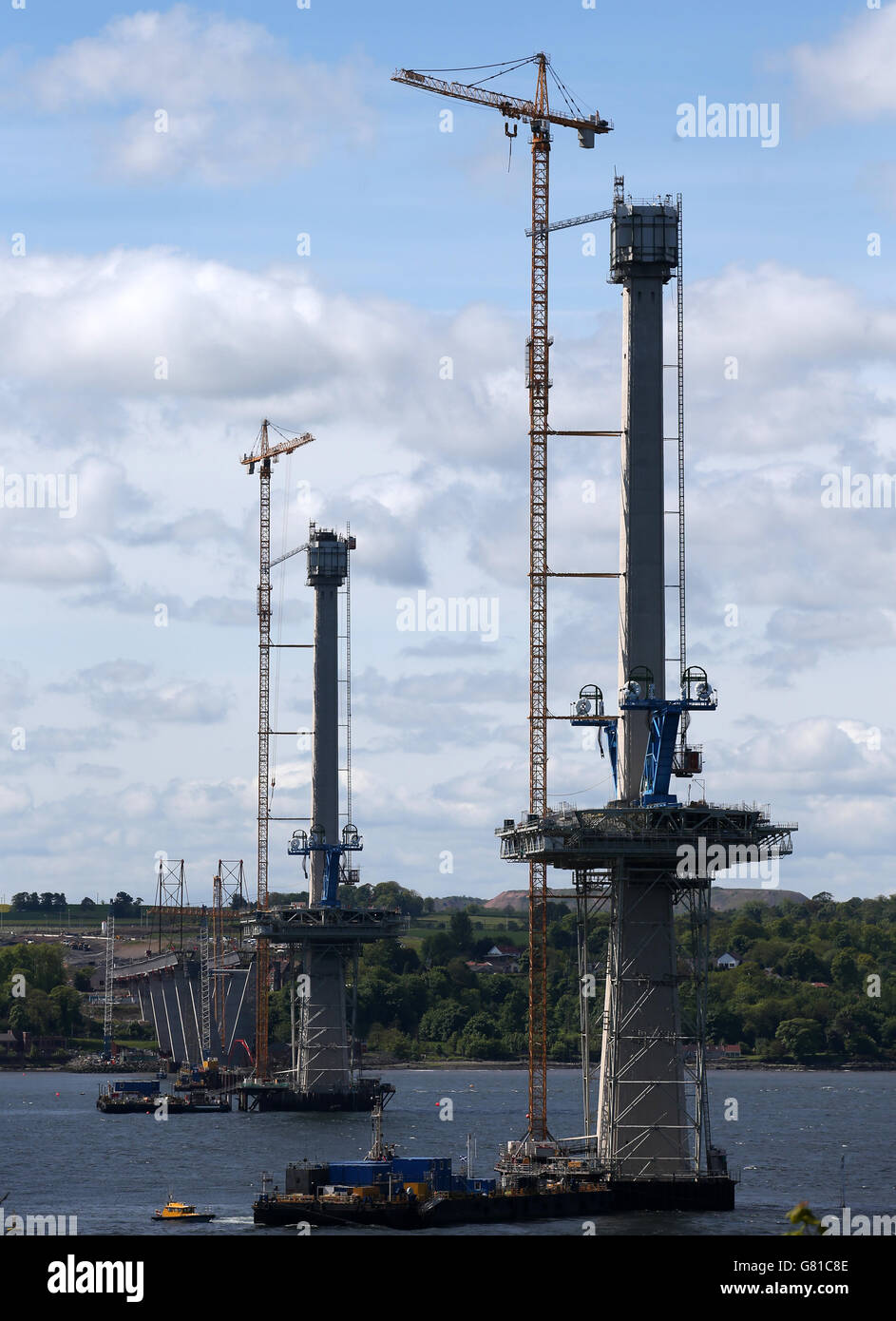 I lavori proseguono sul Queensferry Crossing a South Queensferry. Il Queensferry Crossing è un ponte stradale che si sta costruendo sul fiume Forth. È in fase di costruzione accanto all'attuale Forth Road Bridge. Il ponte sarà un ponte sospeso su cavo che si estende per 1.7 km e sarà completato entro la fine del 2016. Foto Stock