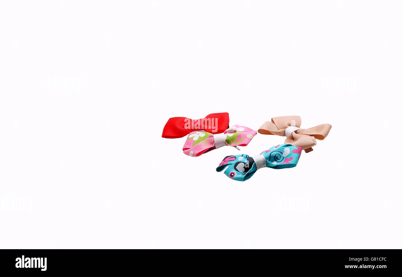 Mazzetto di colorate fermacapelli isolato su bianco Foto Stock