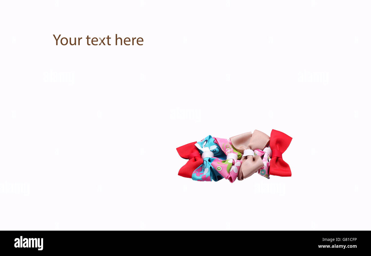 Mazzetto di colorate fermacapelli isolato su bianco Foto Stock