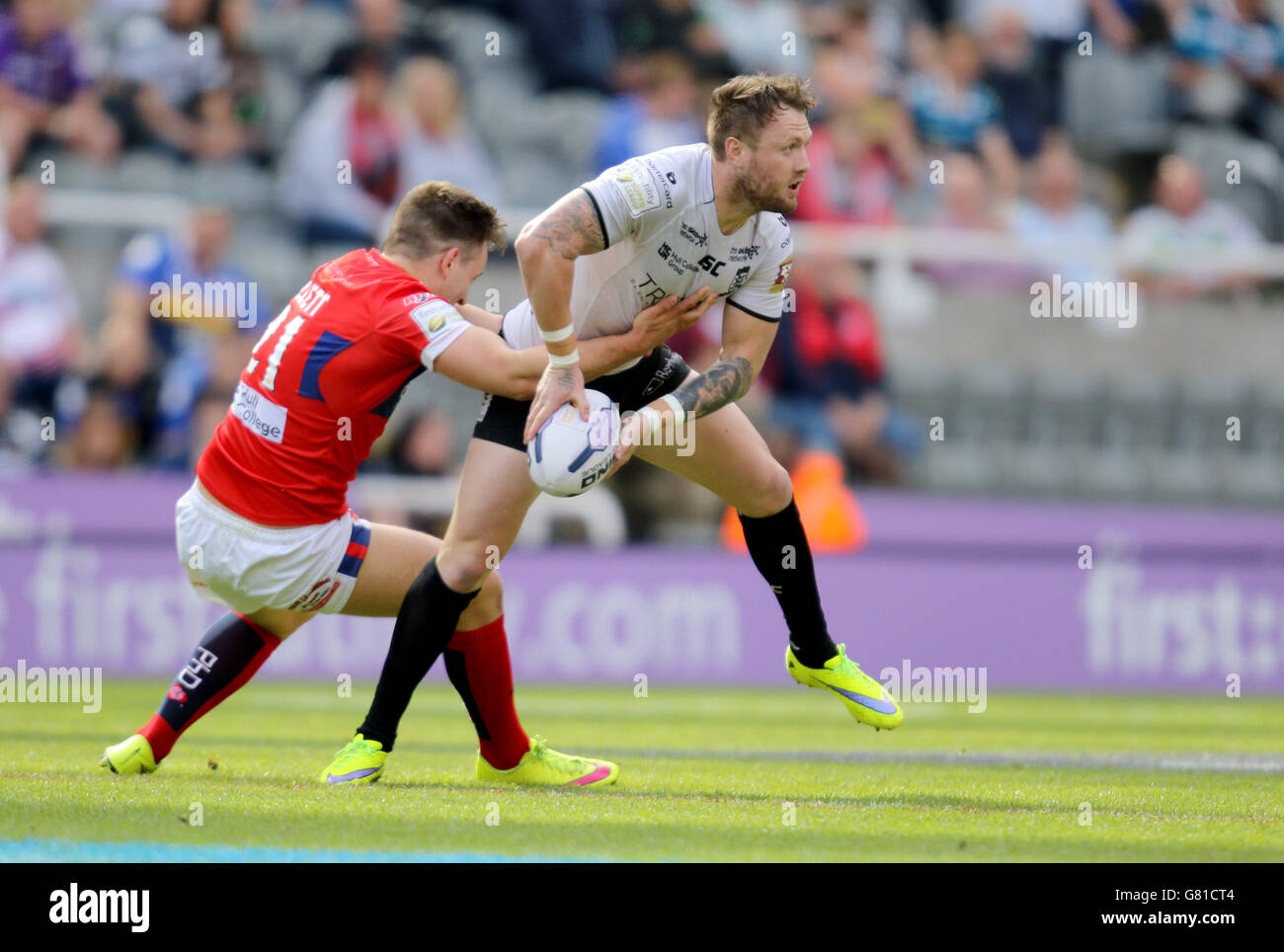 Rugby League - Magic Weekend - Hull FC / Hull KR - St James' Park. Jordan Rankin di Hull FC si spacca mentre viene affrontato da Aaron Ollett di Hull KR durante la partita del Magic Weekend al St James' Park di Newcastle. Foto Stock