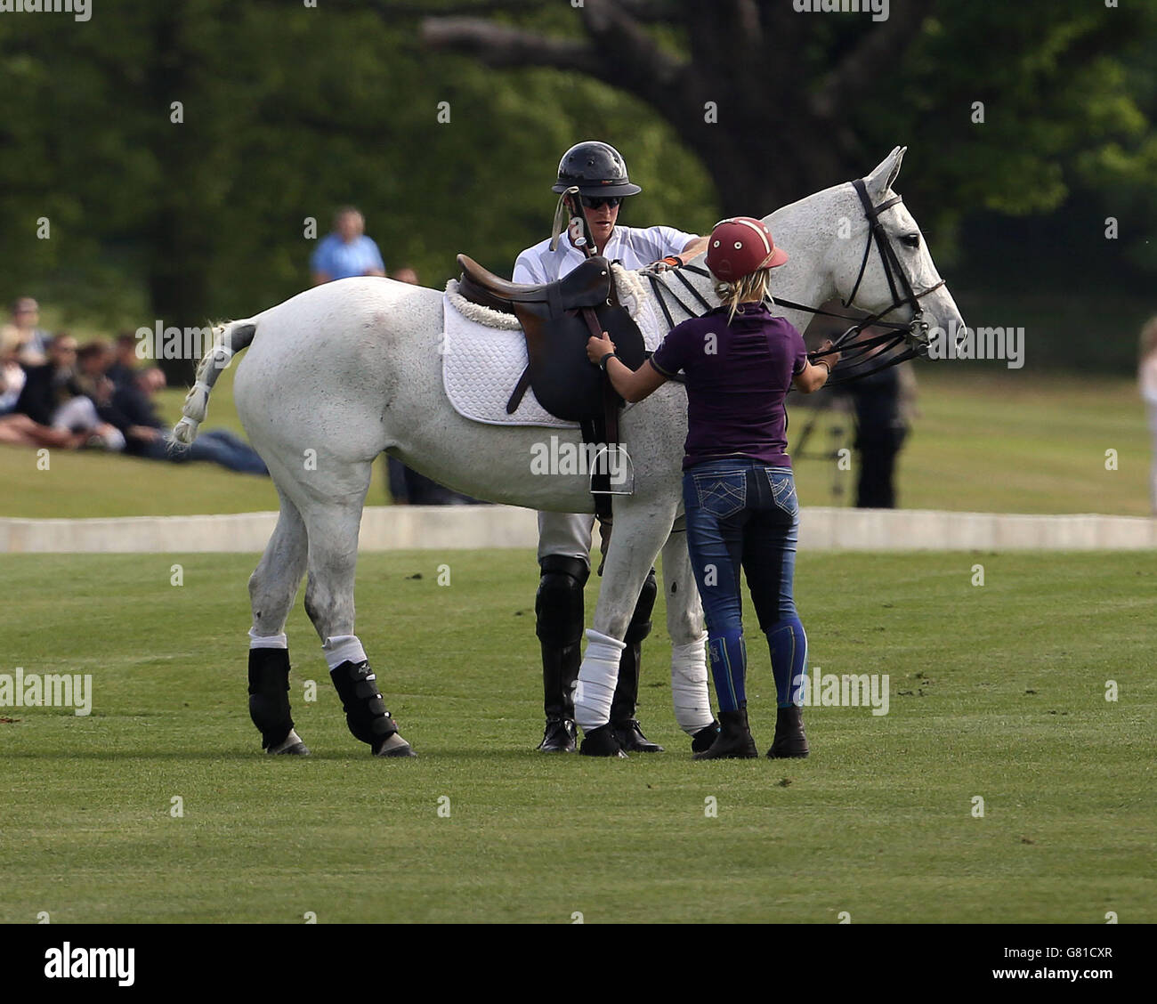 Il principe Harry (centro) gioca all'Audi Polo Challenge annuale al Coworth Park Polo Club di Ascot, Berkshire. PREMERE ASSOCIAZIONE foto. Data immagine: Sabato 30 maggio 2015. Il credito fotografico dovrebbe essere: Steve Parsons/PA Wire Foto Stock