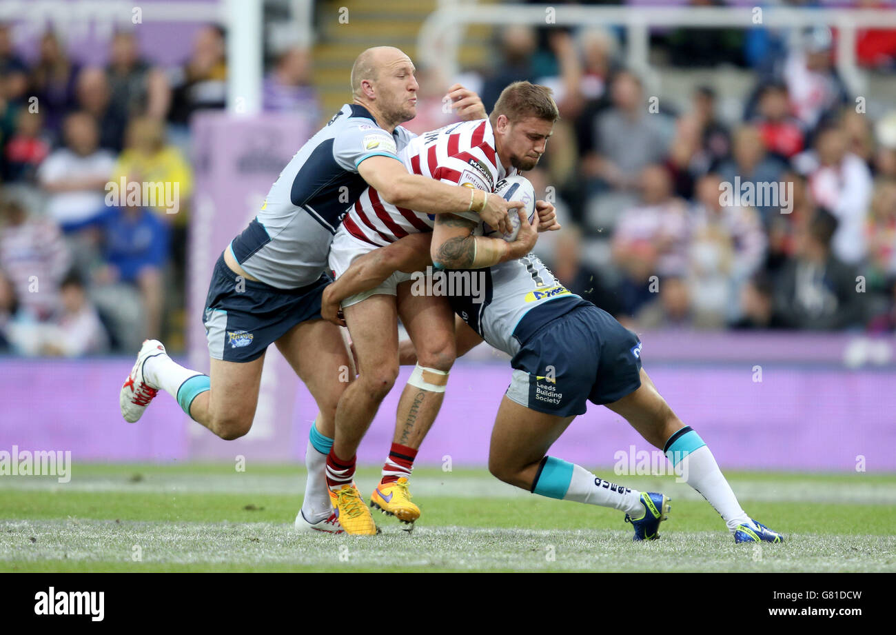 Wigan Warriors Michael McIlorum, Leeds Rhinos Jamie Jones-Buchanan e Carl Ablett sfida durante il Magic Weekend match al St James' Park, Newcastle. Foto Stock