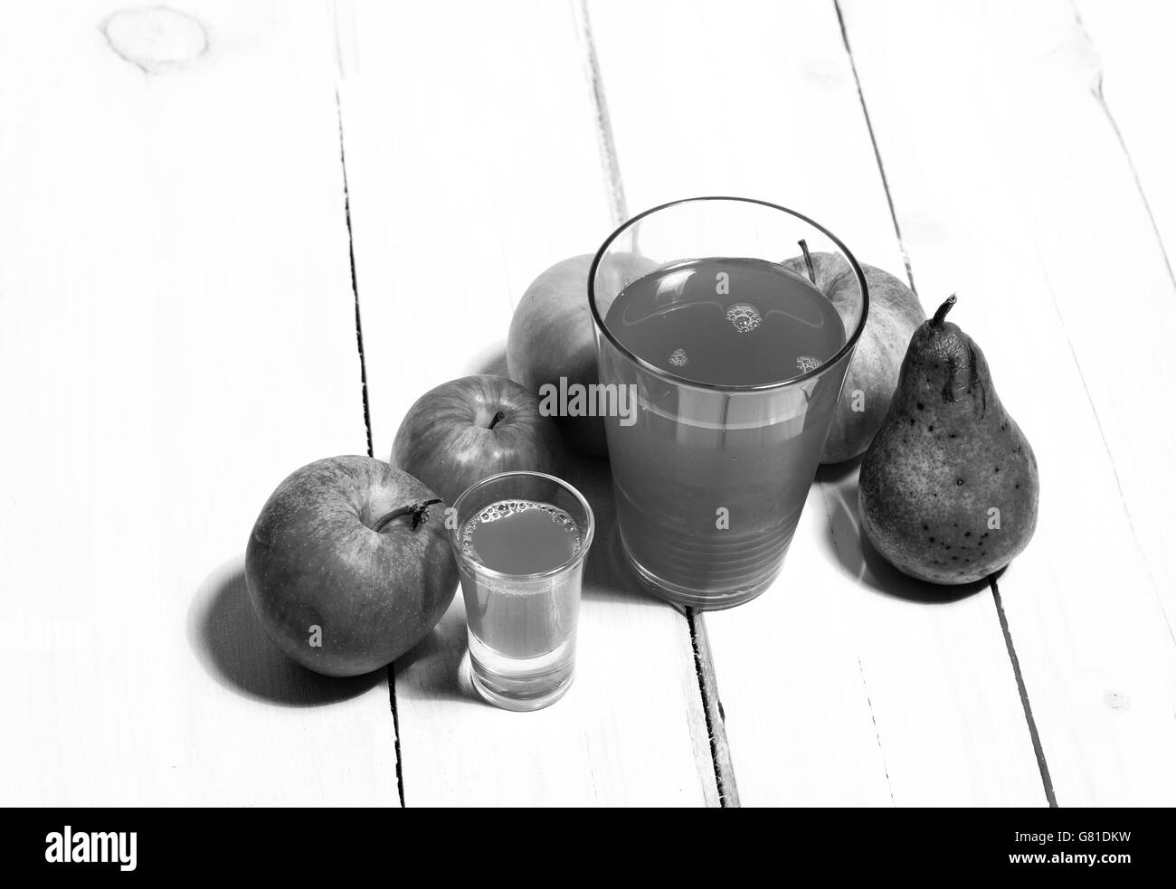 Natural bio succo di mela lungo con un paio di mele su una tavola di legno lavagna bianca Foto Stock