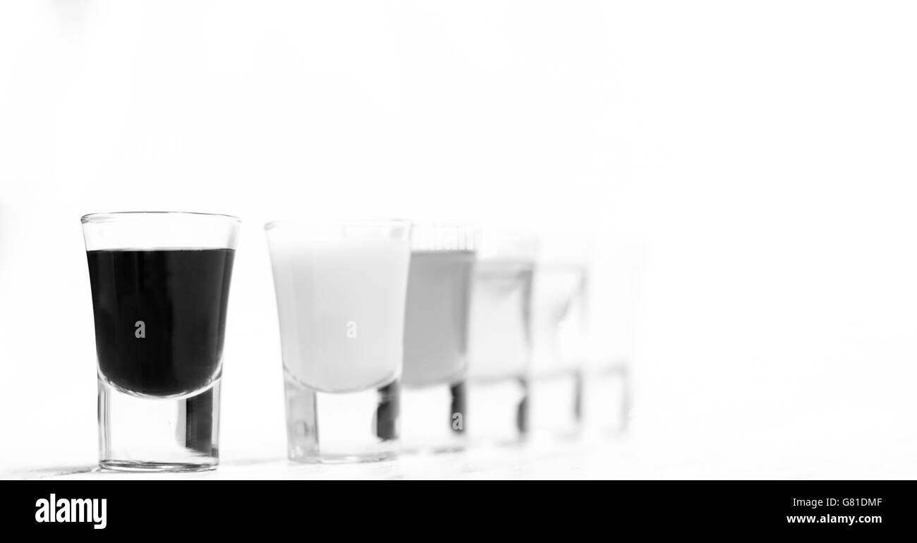 Mazzetto di scatti, riempito con acqua, succo di mela, vino frizzante e latte Foto Stock