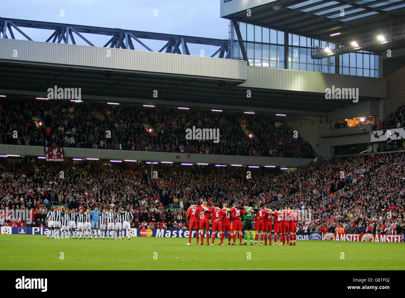 Calcio - UEFA Champions League - Quarter Final - First leg - Liverpool v Juventus - Anfield. I giocatori di Liverpool e Juventus osservano un minuto di silenzio in memoria del papa Foto Stock