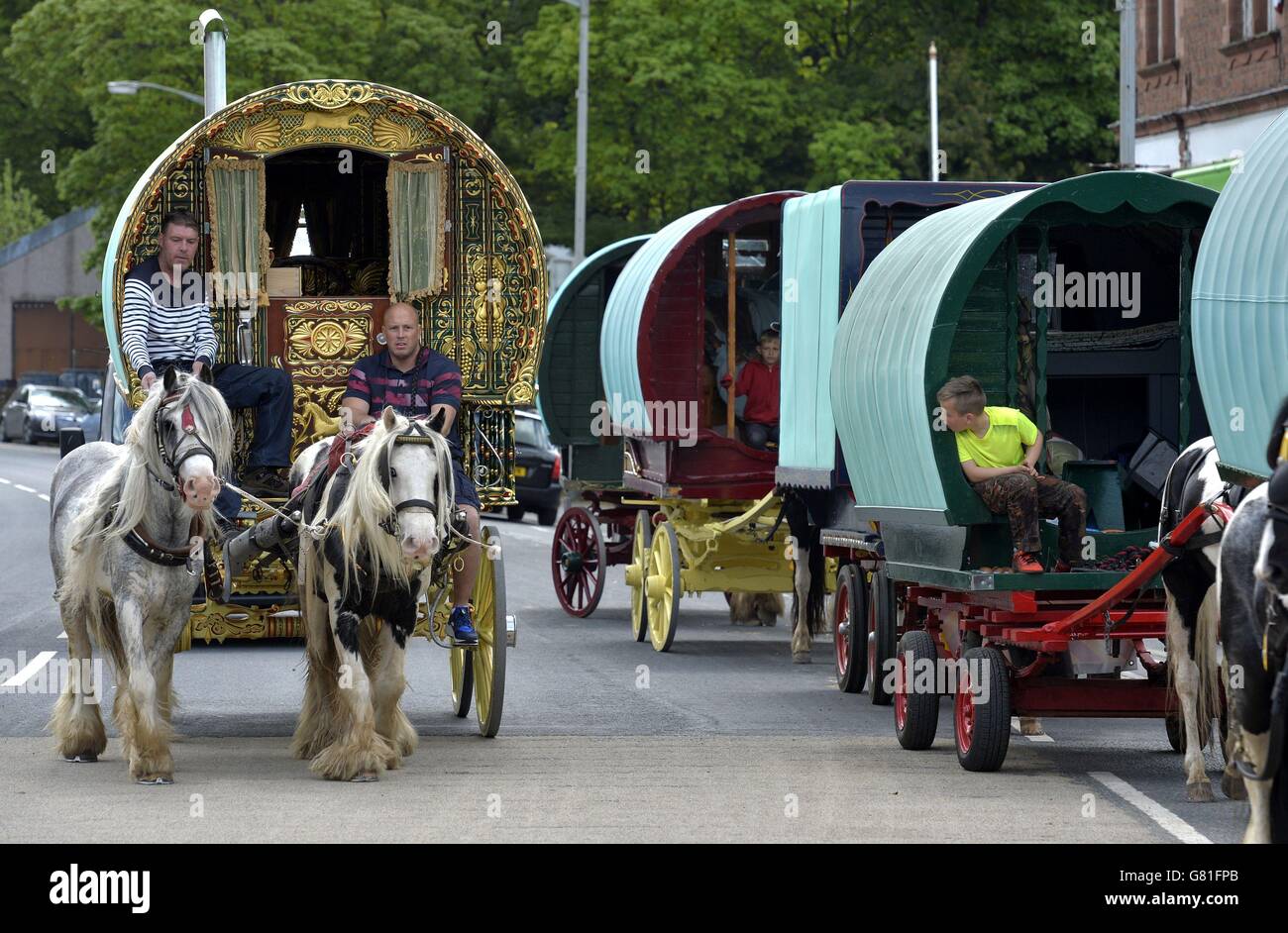 I membri della comunità itinerante arrivano per l'inizio della fiera dell'Appleby Horse Fair, l'incontro annuale degli zingari e dei viaggiatori ad Appleby, Cumbria. Foto Stock