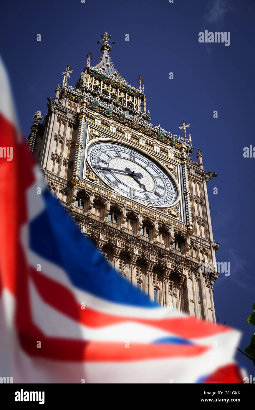 Britannica union jack flag e Big Ben Clock Tower e la casa del Parlamento presso la City of Westminster in background - REGNO UNITO voti a leav Foto Stock