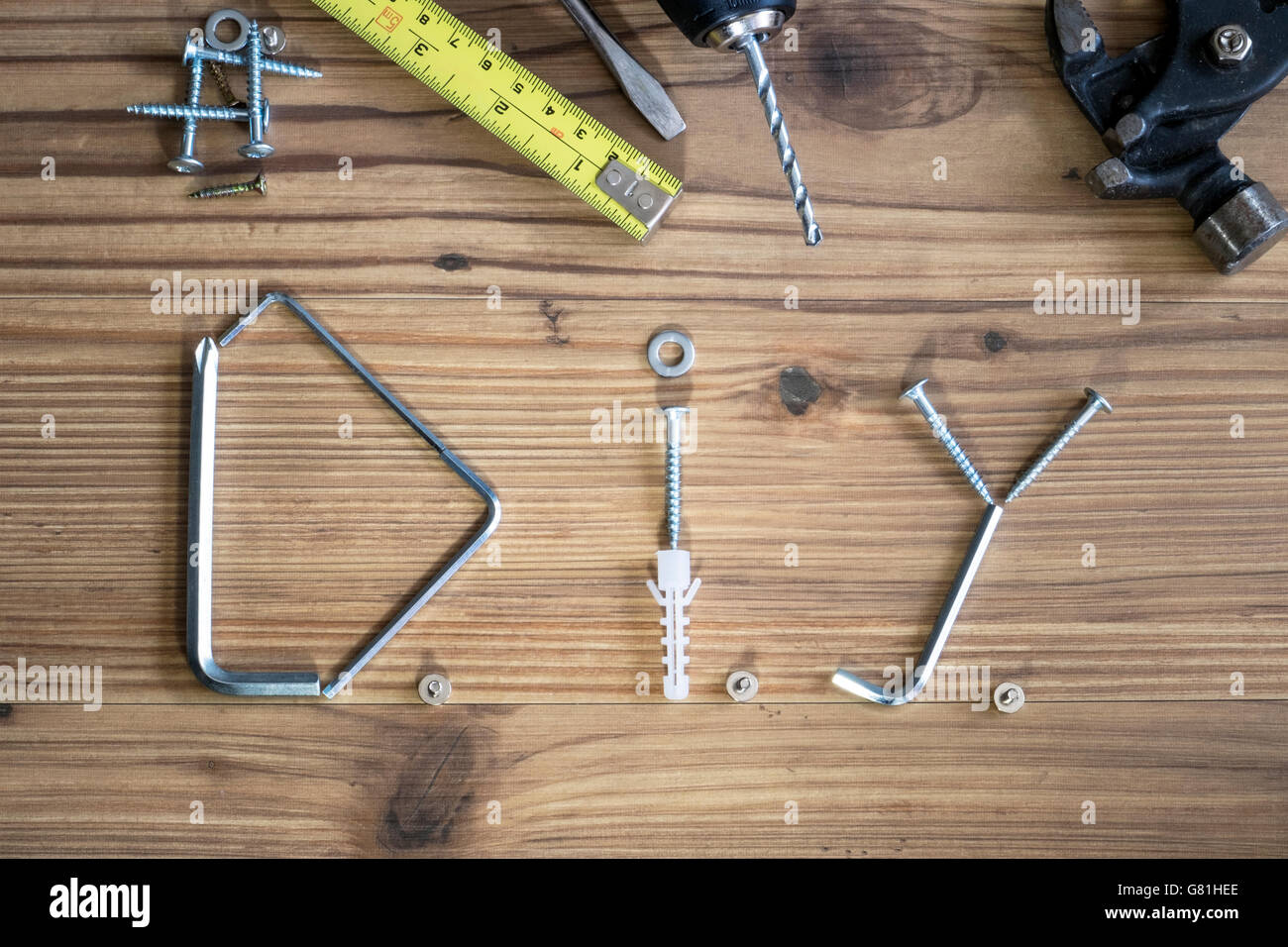 Fai da te scritto con miglioramento casa accessori adagiato sullo sfondo di legno Foto Stock