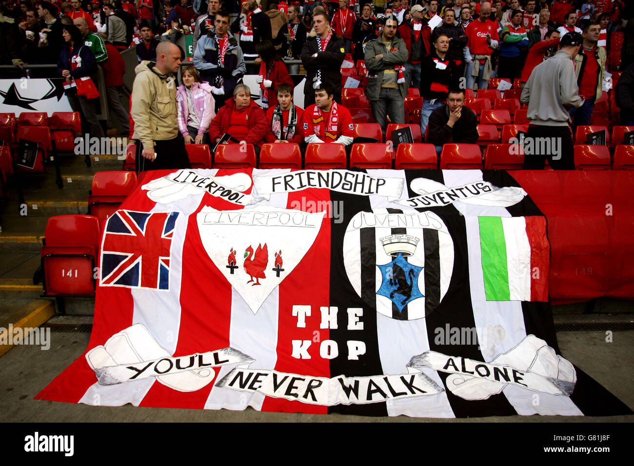 I fan di Liverpool mostrano striscioni in memoria di coloro che sono morti Allo stadio Heysel Foto Stock