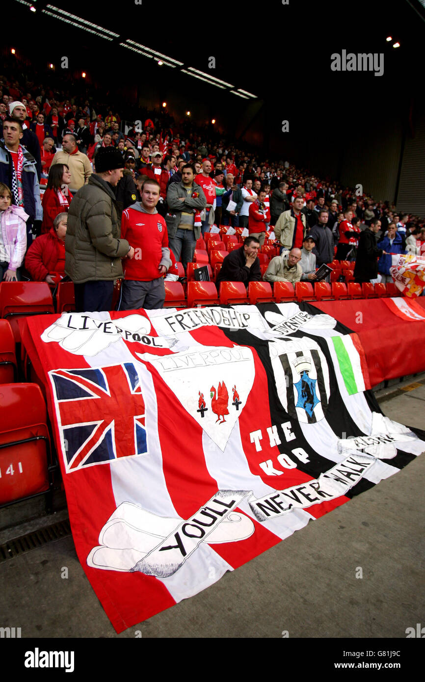 I fan di Liverpool mostrano striscioni in memoria di coloro che sono morti Allo stadio Heysel Foto Stock
