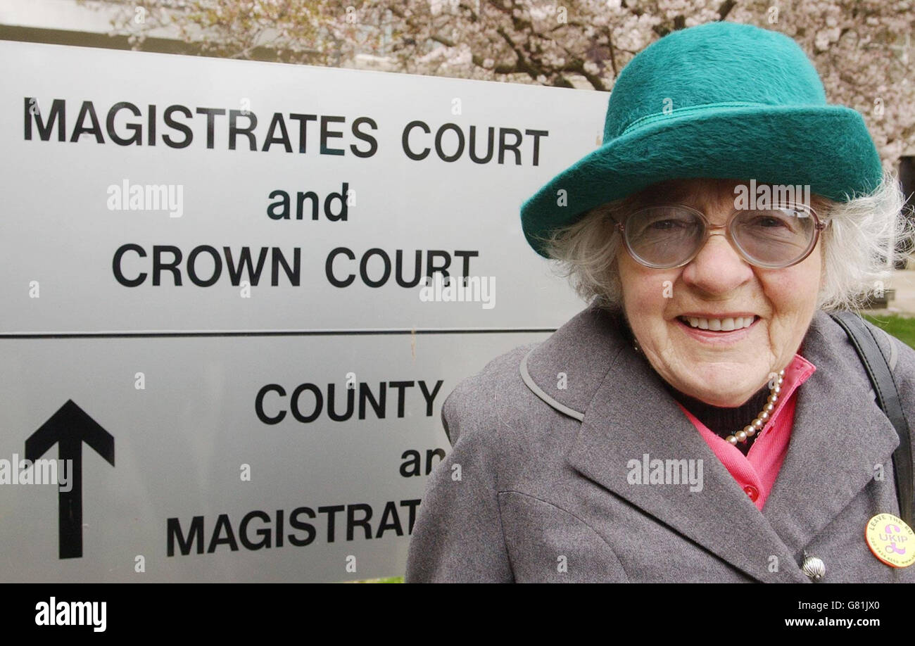 Elizabeth Winkfield, 84 anni, al di fuori della Corte dei Magistrati, dove il consiglio distrettuale di Torridge stava chiedendo un ordine di responsabilità nei suoi confronti per non aver pagato tutto il suo conto fiscale del consiglio per un secondo anno. Foto Stock