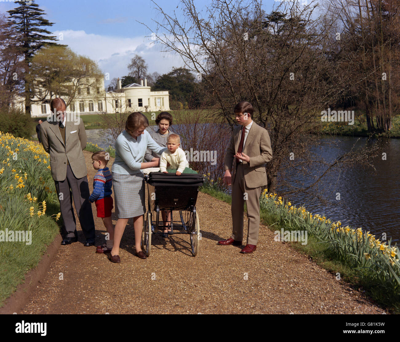 La famiglia reale festeggia il 39° compleanno della Regina a Frogmore House, Windsor. (l-r) il Duca di Edimburgo, il Principe Andrea, la Principessa Anna, la Regina, il Principe Edoardo e il Principe Carlo. Foto Stock