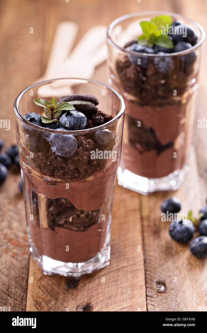 Budino di cioccolato Semifreddo con biscotti sbriciolati Foto Stock