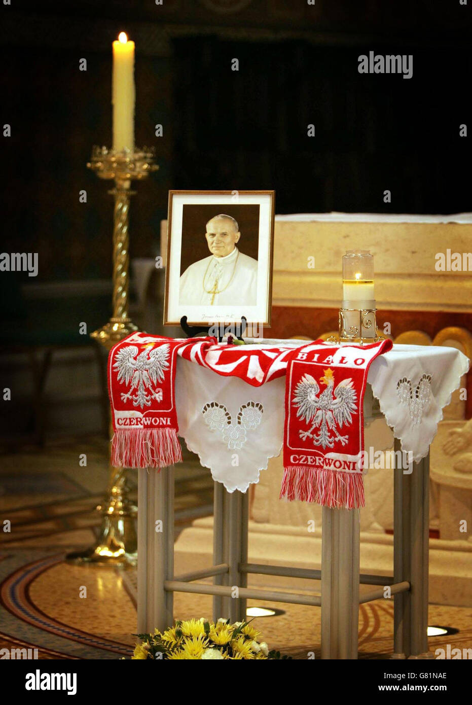 La cappella cattolica romana di San Pietro, mentre migliaia di fedeli si unirono in speciali preghiere per Papa Giovanni Paolo II Foto Stock