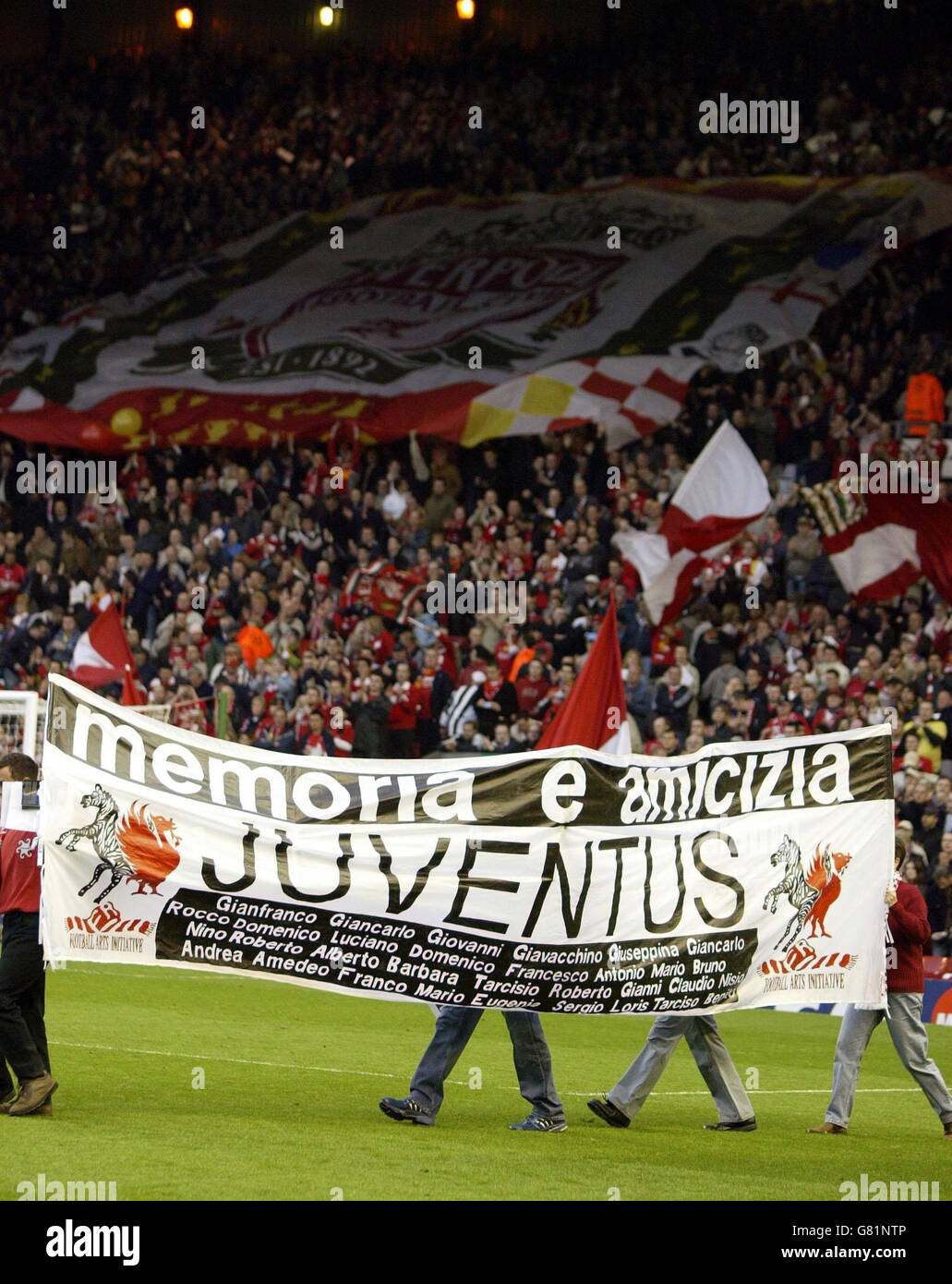I fan di Liverpool hanno una bandiera commemorativa. Questo è il primo incontro dei due club dopo la tragedia dello stadio Heysel quasi 20 anni fa. Foto Stock
