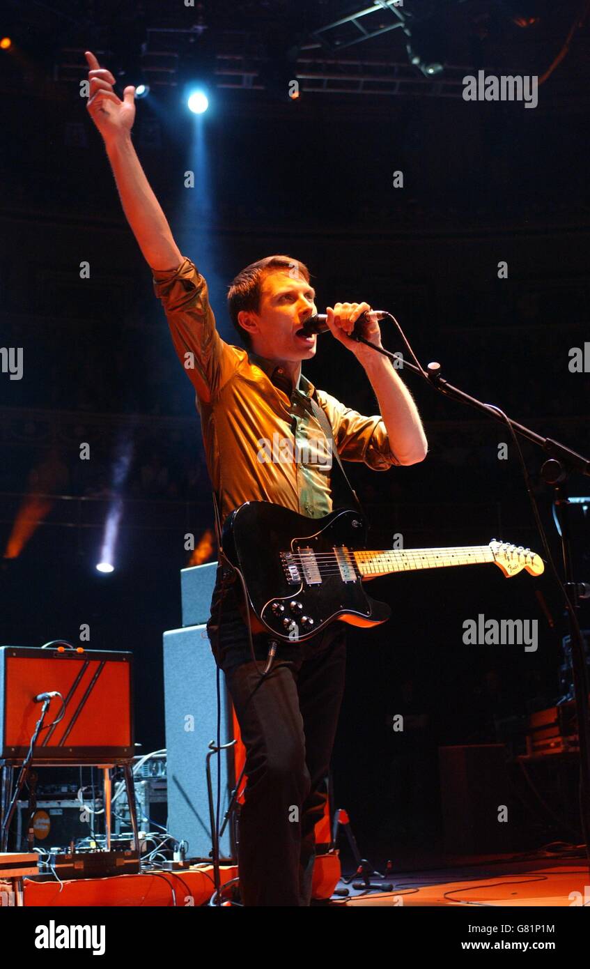 Teenage Cancer Trust Charity Gig - The Royal Albert Hall. Alex Kapranos del gruppo scozzese Franz Ferdinand si esibisce dal vivo sul palco. Foto Stock