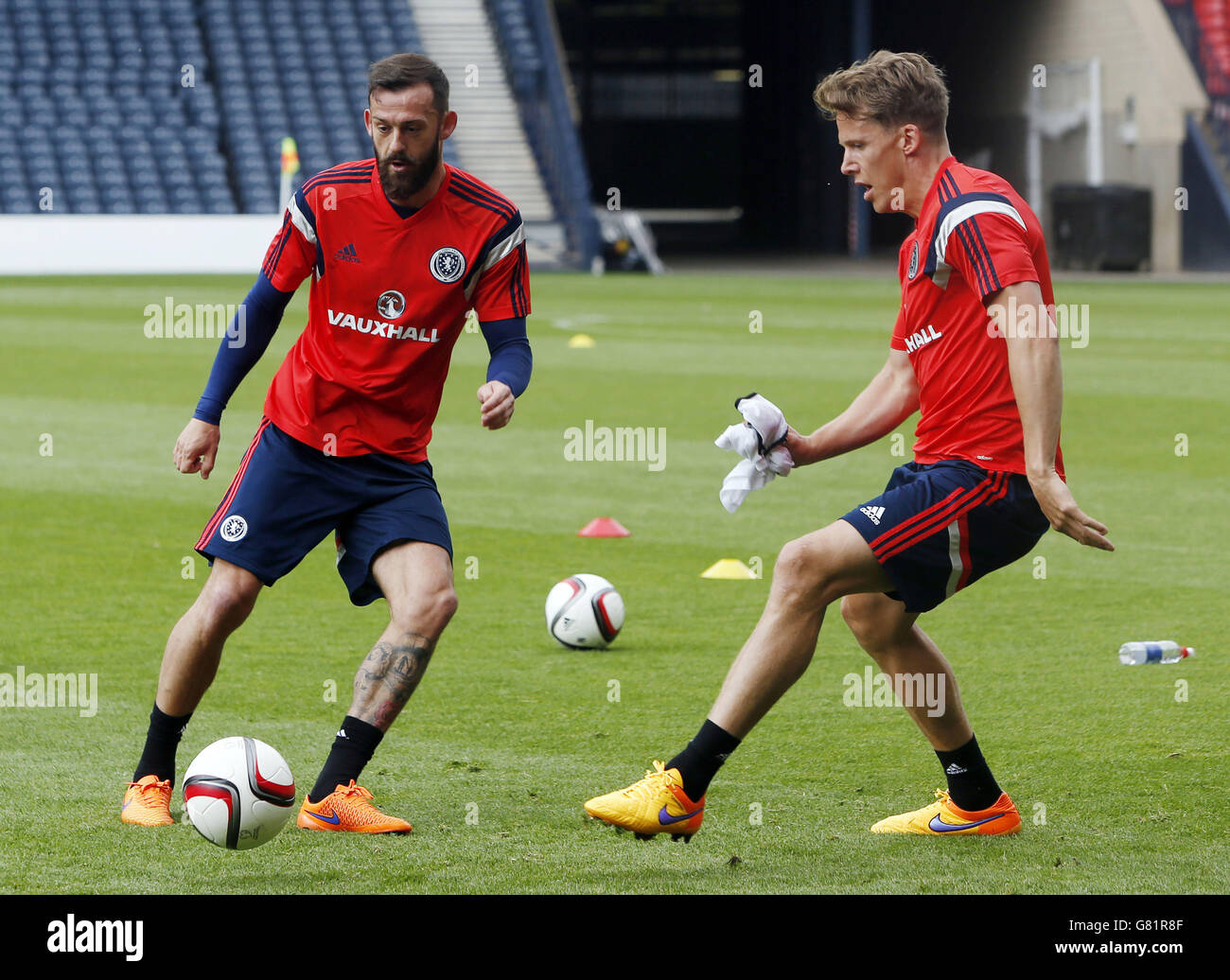 Steven Fletcher e Christophe Berra in Scozia durante la sessione di allenamento a Hampden Park, Glasgow. Foto Stock