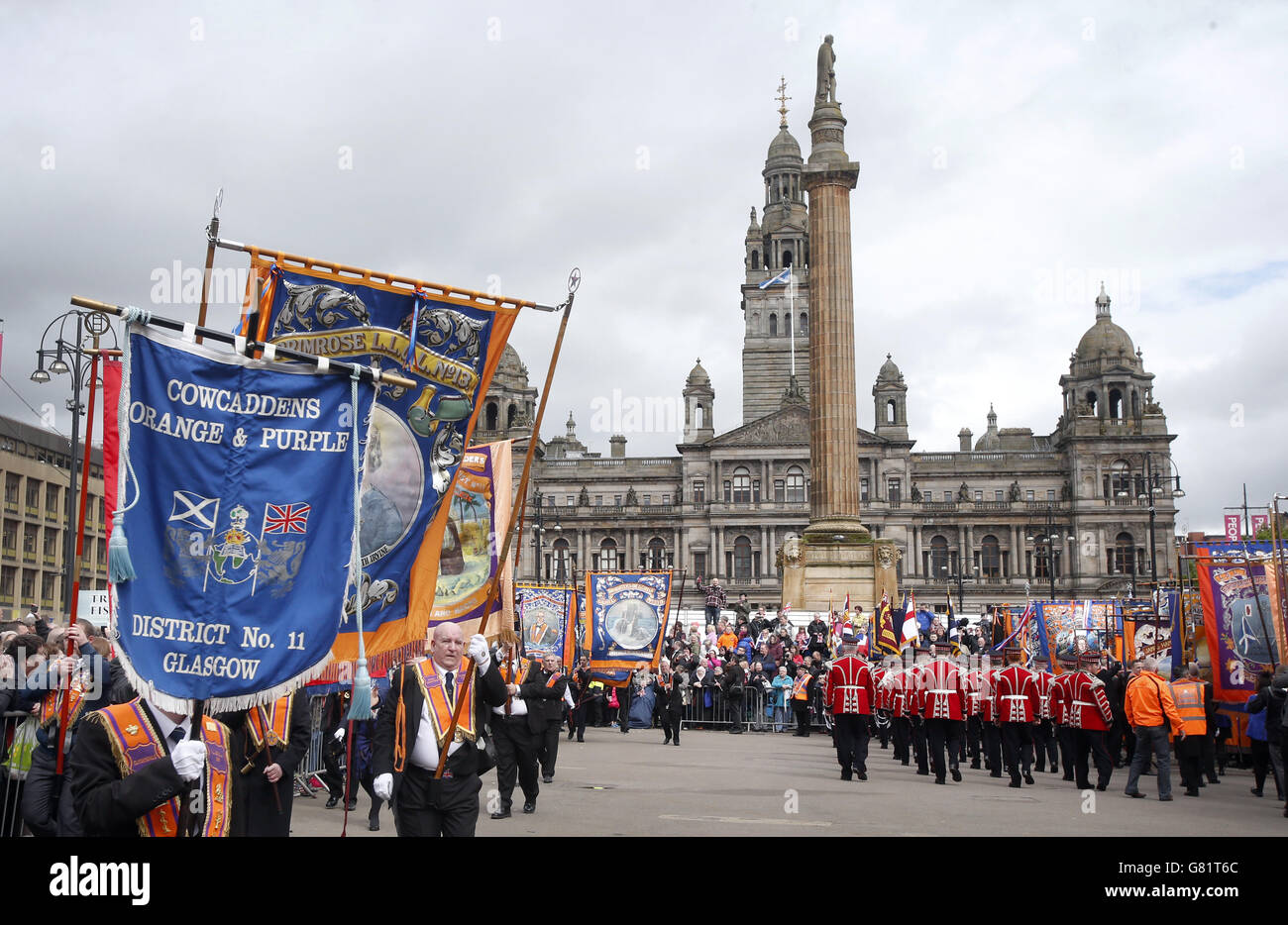 I membri dell'Ordine arancione marciano attraverso Glasgow durante l'Orangefest. PREMERE ASSOCIAZIONE foto. Data immagine: Sabato 6 giugno 2015. Gli organizzatori di un evento Orange Order a Glasgow insistono sul fatto che la giornata è stata un successo nonostante i gales che li hanno costretti a ridimensionarla. La Giornata Culturale e del Patrimonio dell'Ordine, soprannominata 'Orangefest', si svolge a George Square nonostante la grande opposizione espressa online. Raffiche fino a 50 mph significavano che due grandi marchee espositivi e un castello rimbalzante per bambini non furono eretti come previsto. Vedi la storia della Pennsylvania SCOTLAND Orangefest. Il credito fotografico dovrebbe essere: Danny Lawson/PA Wire Foto Stock