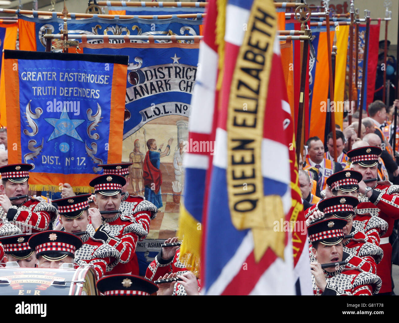 I membri dell'Ordine arancione marciano attraverso Glasgow durante l'Orangefest. Foto Stock