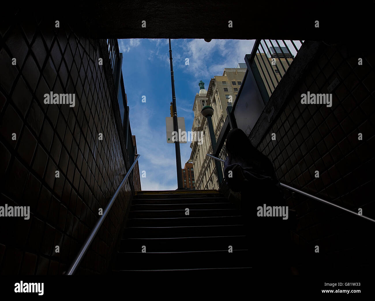" Commuter " emergenti da una fermata della metropolitana di New York nelle strade Foto Stock