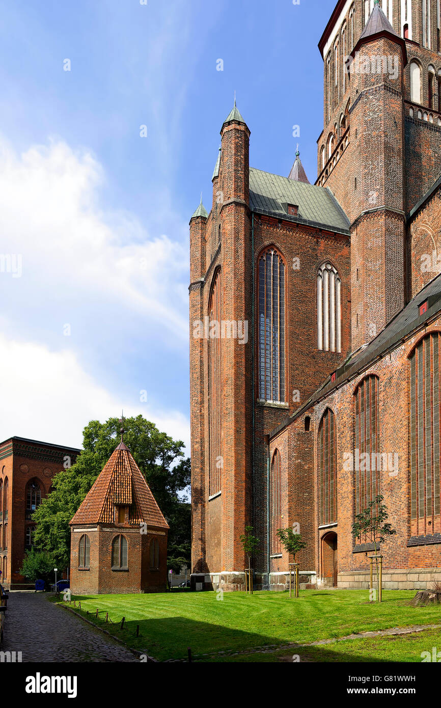 Vista parziale della Marienkirche chiesa della città anseatica di Stralsund, Mecklenburg-Pommerania, Germania. Foto Stock