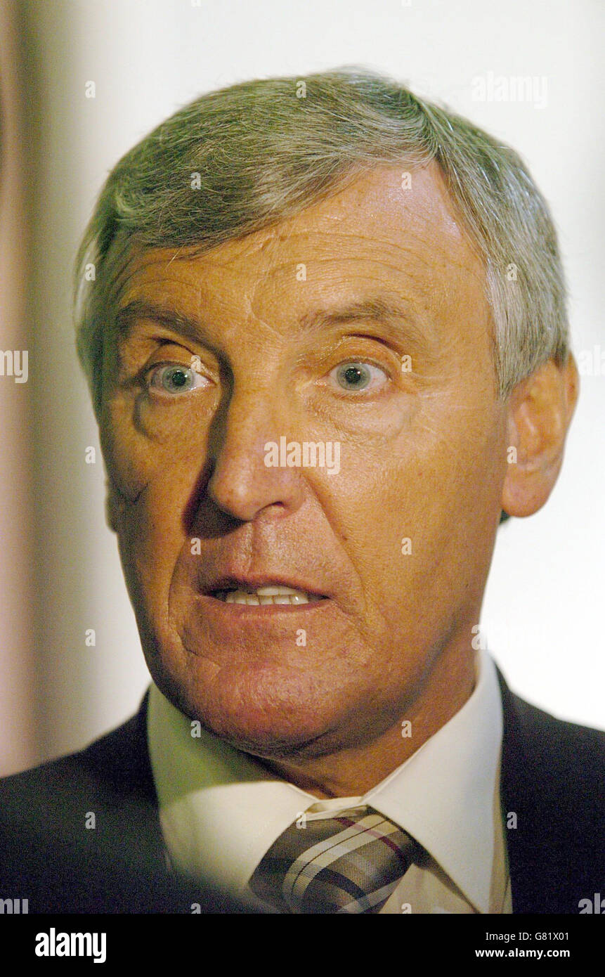 MG Rover Crisis - stabilimento di Longbridge. Tony Woodley della Transport & General Workers Union dopo il suo incontro con i dipendenti MG Rover. Foto Stock