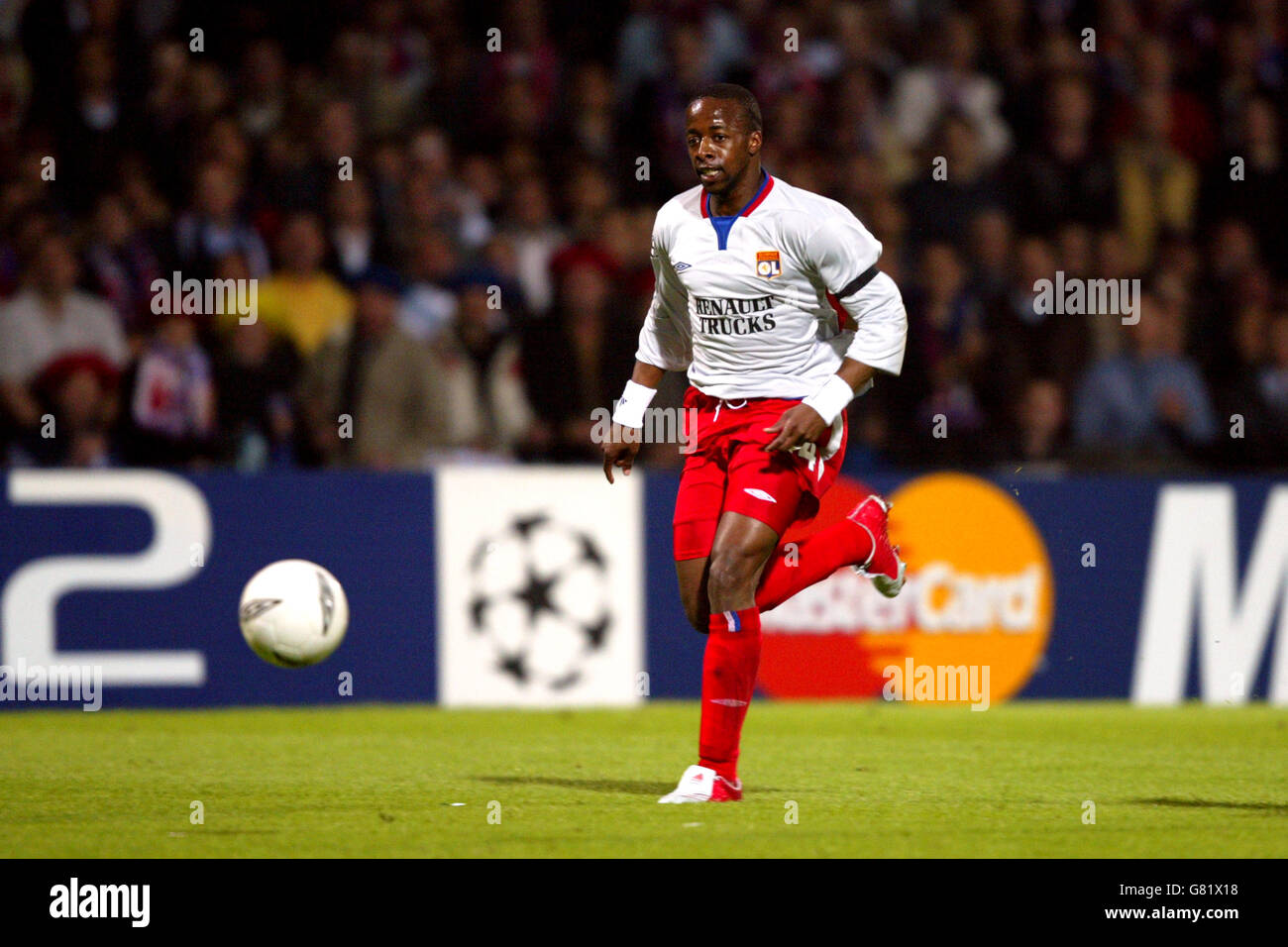 Calcio - UEFA Champions League - quarto finale - prima tappa - Olympique Lyonnais v PSV Eindhoven - Stade Municipal de Gerland. Sidney GOVOU, Olympique Lyonnais Foto Stock