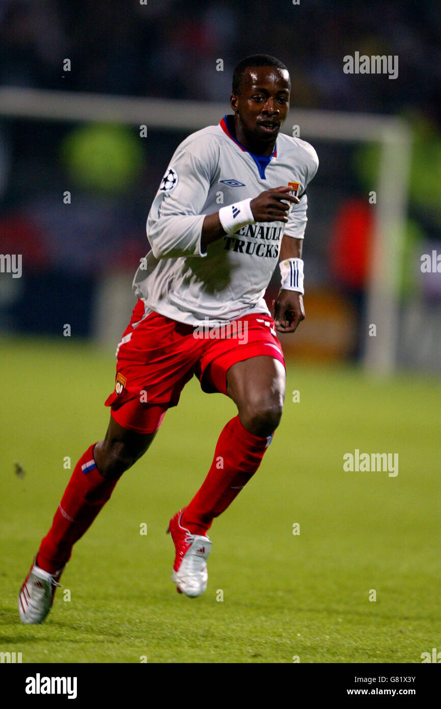 Calcio - UEFA Champions League - quarto finale - prima tappa - Olympique Lyonnais v PSV Eindhoven - Stade Municipal de Gerland. Sidney GOVOU, Olympique Lyonnais Foto Stock