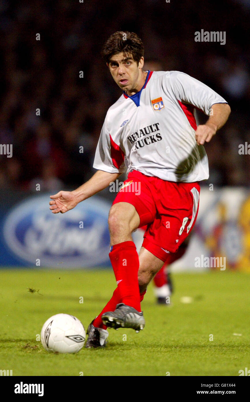 Calcio - UEFA Champions League - Quarter Final - First leg - Olympique Lyonnais / PSV Eindhoven - Stade Municipal de Gerland. Juninho Pernambucano, Olympique Lyonnais Foto Stock