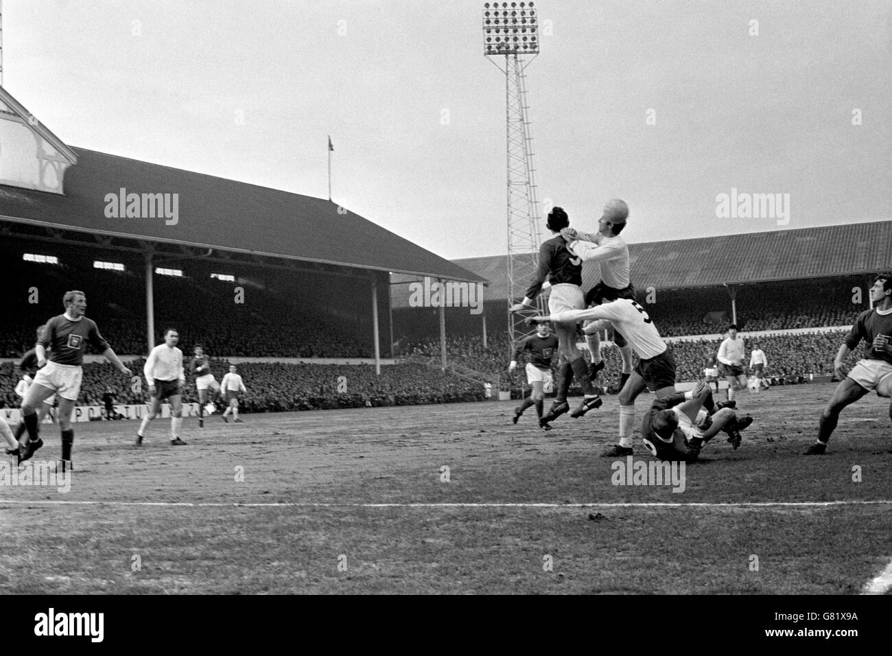 Tottenham Hotspur's Cliff Jones (quarto r) prende la testa alla palla mentre lui e il compagno di squadra Mike England (terzo r) sono sfidati da Preston North End Ray Charnley (quinto r) e Bert Patrick (secondo r), guardato da Preston Archie Gemmill (sesto r, sfondo) Foto Stock