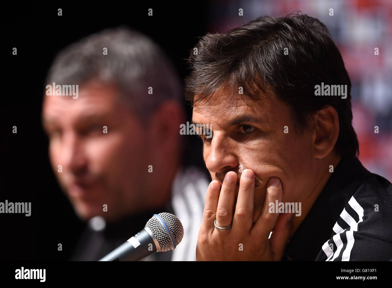 Il Galles manager Chris Coleman (destra) e assistente manager Osian Roberts (sinistra) nel corso di una conferenza stampa presso il Galles Media Center Complex Sportif du Cosec, Dinard. Foto Stock