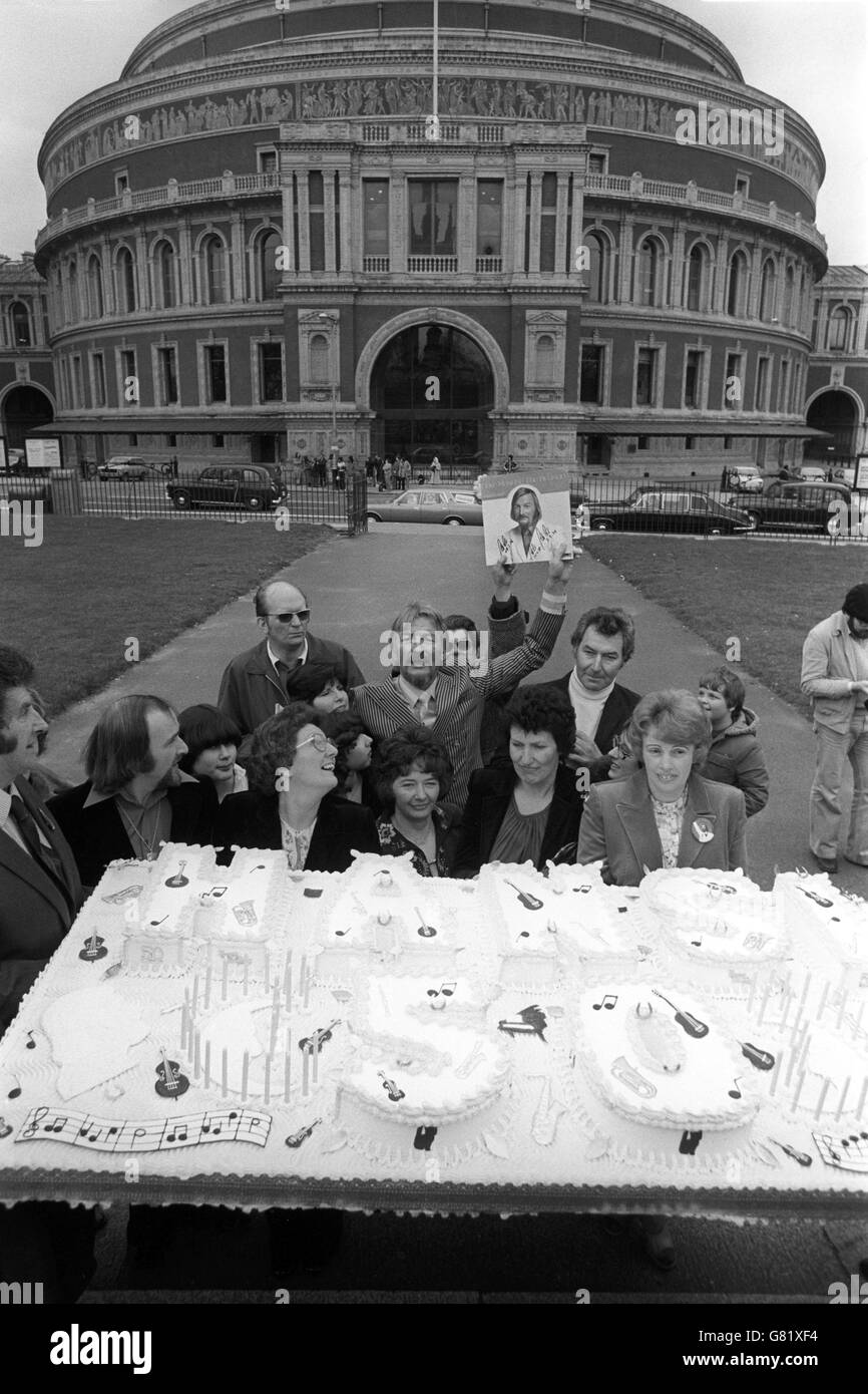 Intrattenimento - cinquantesimo compleanno torta - James Last - Londra Foto Stock