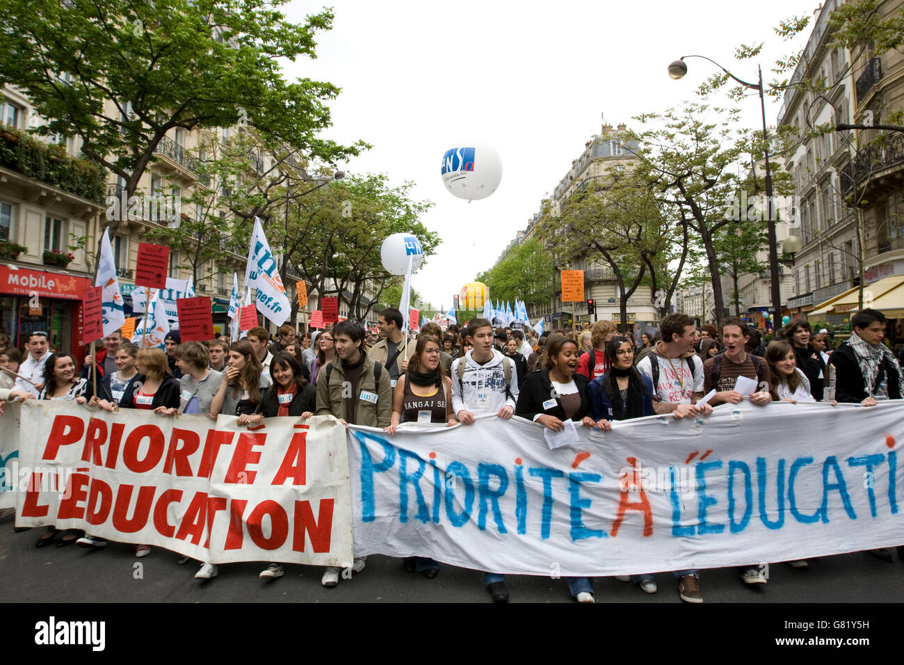Alta scuola gli studenti prendono parte al tradizionale giorno di maggio dimostrazione il 1 maggio 2008 a Parigi, Francia. Foto Stock