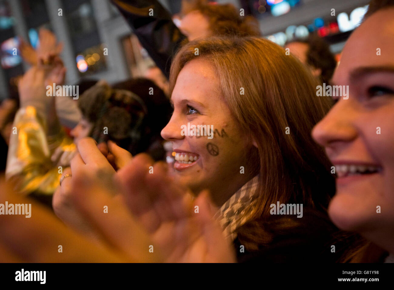 Primi elettori Olivea Virta (C) e Elyn Wolfe (R) allietare come si guarda la copertura televisiva del 2008 noi electi presidenziale Foto Stock