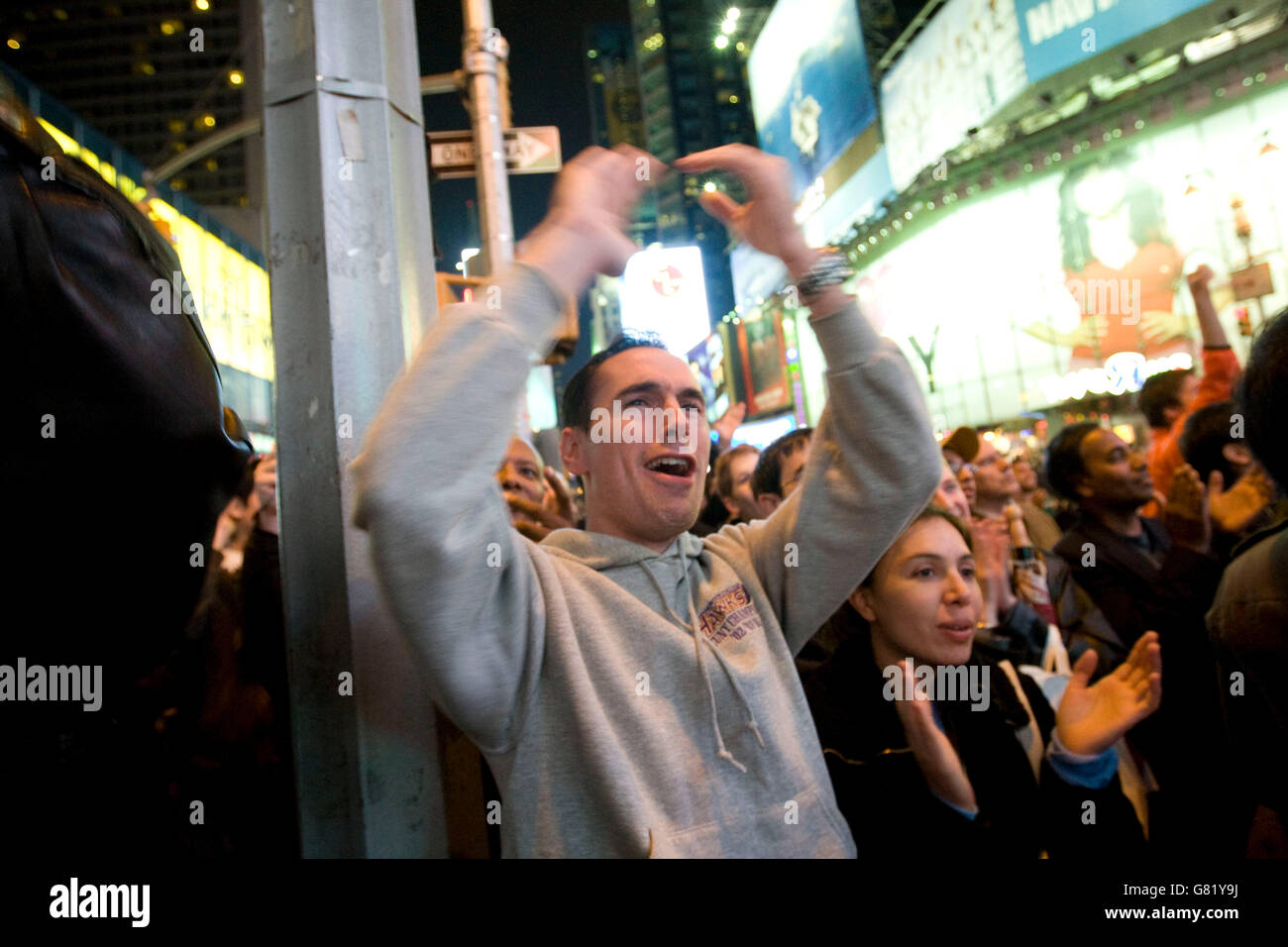 Persone che guardano la copertura televisiva del 2008 noi del risultato delle elezioni presidenziali su uno schermo gigante su Times Square a New York, Foto Stock