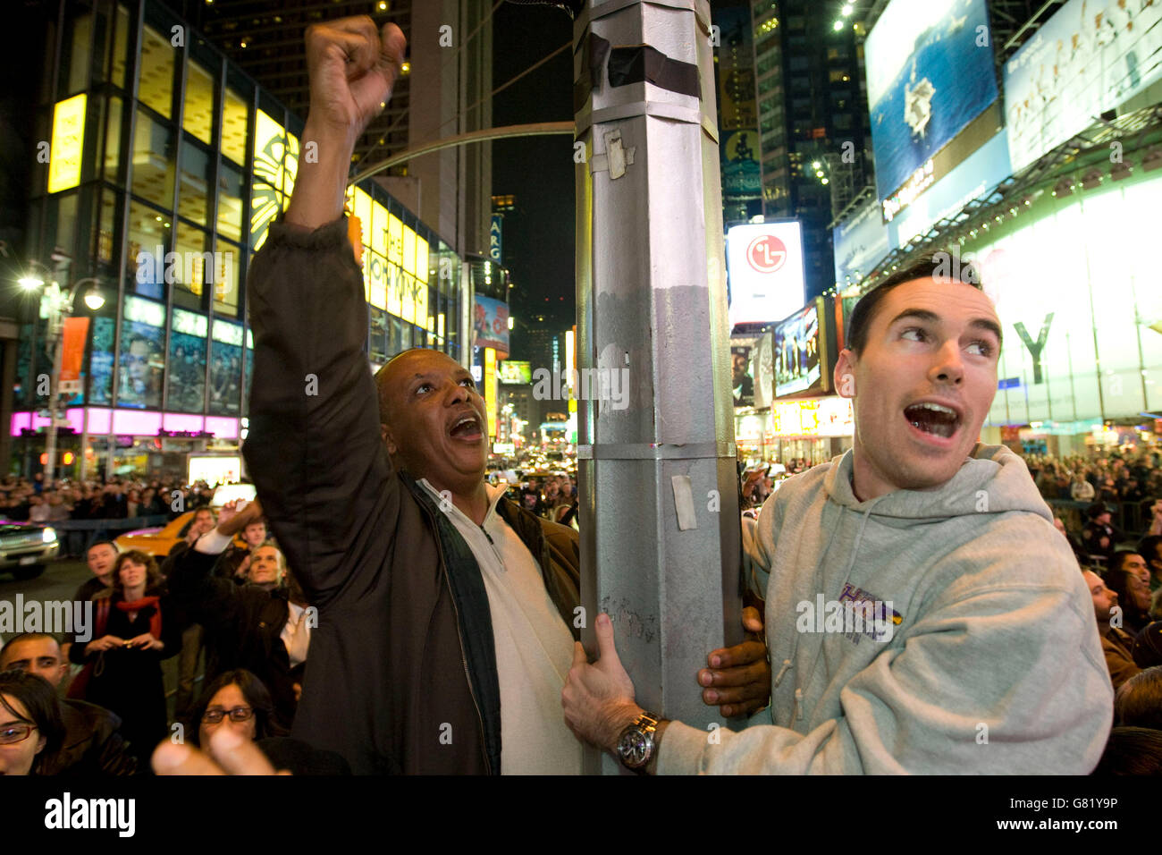 Persone che guardano la copertura televisiva del 2008 noi del risultato delle elezioni presidenziali su uno schermo gigante su Times Square a New York, Foto Stock