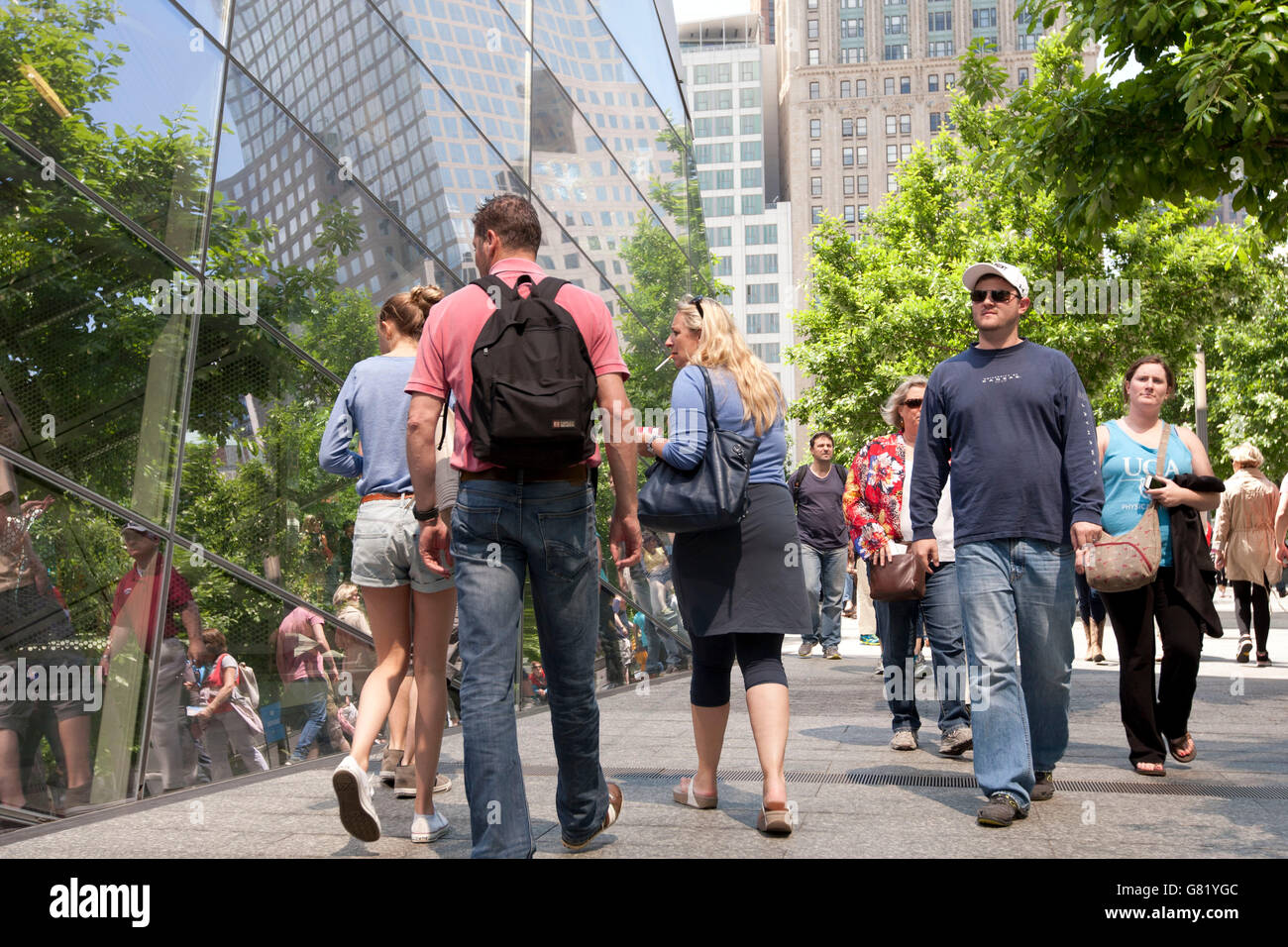 Il 30 maggio 2014, Stati Uniti, New York. I visitatori al 9/11 Memorial. Fotografo: David Brabyn Foto Stock