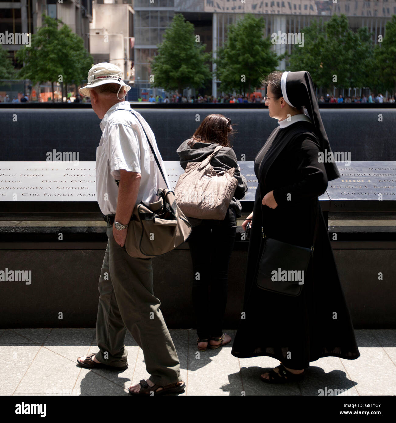 Il 30 maggio 2014, Stati Uniti, New York. I visitatori al 9/11 Memorial. Fotografo: David Brabyn Foto Stock
