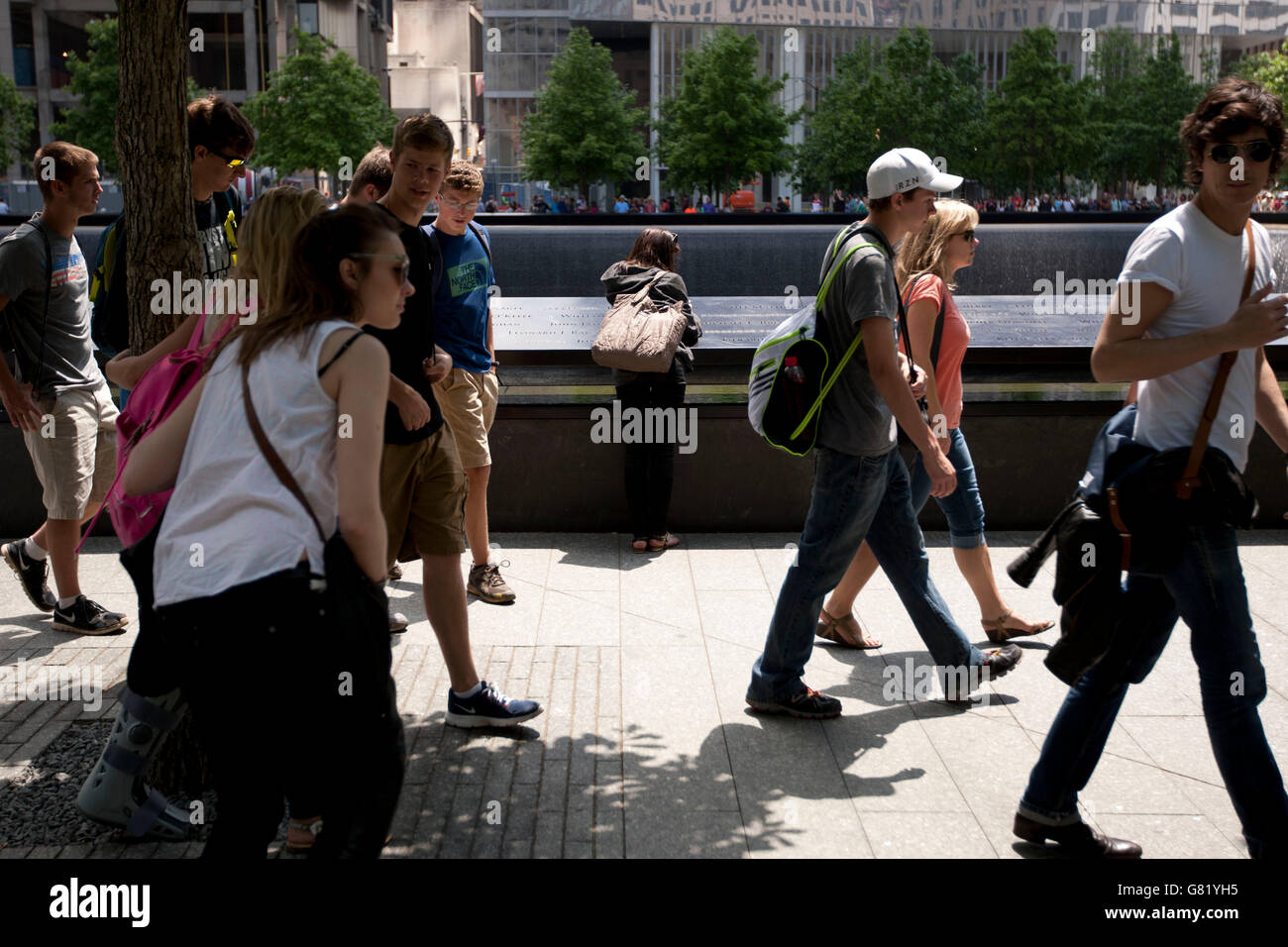 Il 30 maggio 2014, Stati Uniti, New York. I visitatori al 9/11 Memorial. Fotografo: David Brabyn Foto Stock