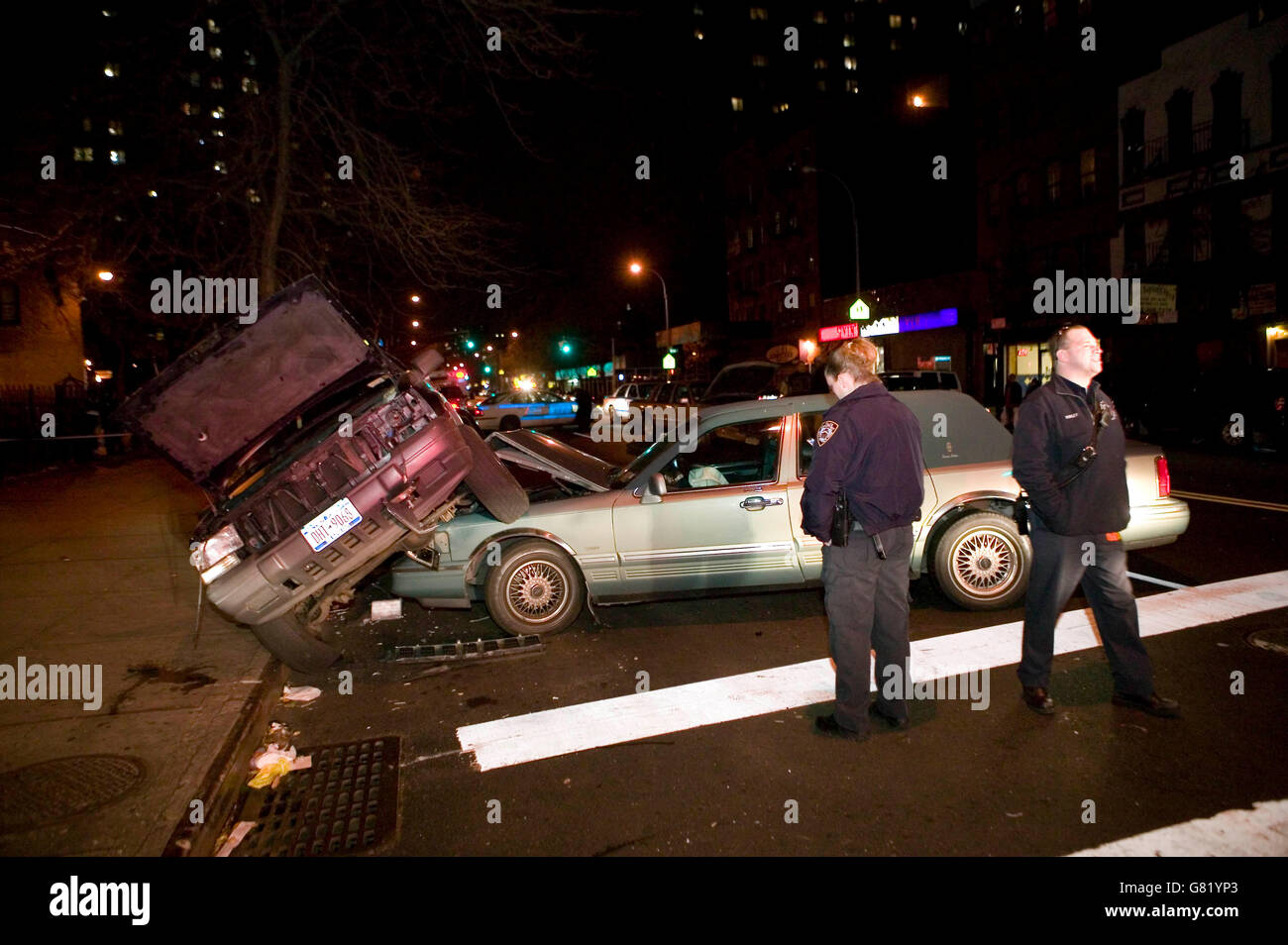 3 Dicembre 2006 - New York City, NY - una livrea cabina siede si è schiantato sul angolo di 144street e Frederick Douglass Avenue Foto Stock