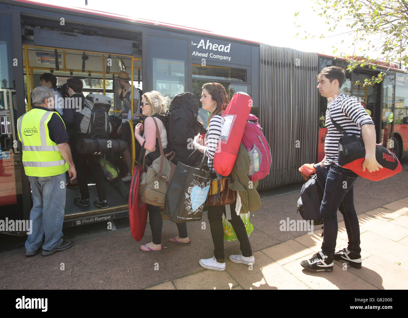 I festaioli salgono a bordo di un autobus all'arrivo a Ryde, sull'Isola di Wight, mentre si trovano in viaggio per il Festival dell'Isola di Wight. Foto Stock